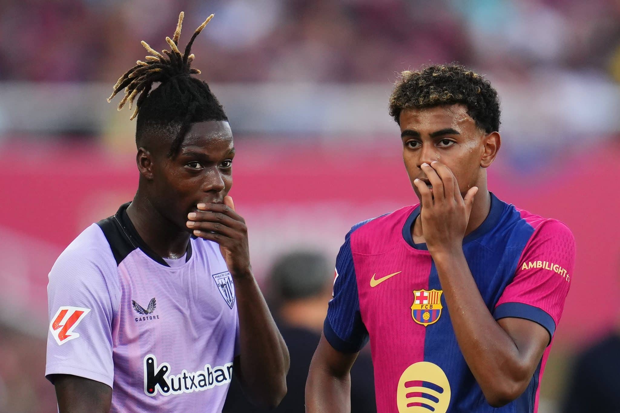 Nico Williams (esq.) e Lamine Yamal (dir.) em jogo de La Liga 2024/25 entre Athletic Bilbao e Barcelona. Foto: Icon Sport