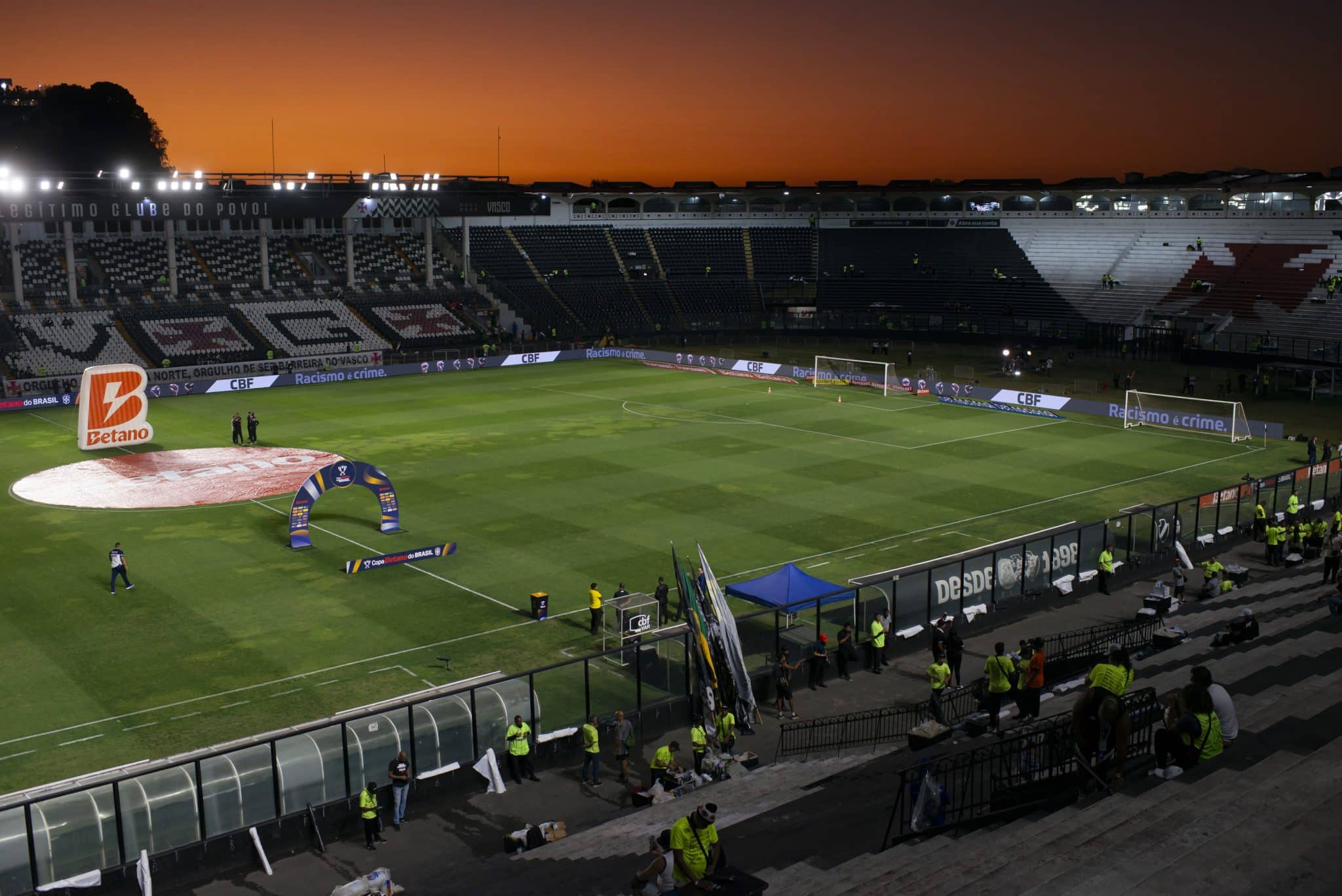 Vasco pode perder mando de campo, ter zagueiro e at&eacute; seguran&ccedil;a suspensos; entenda