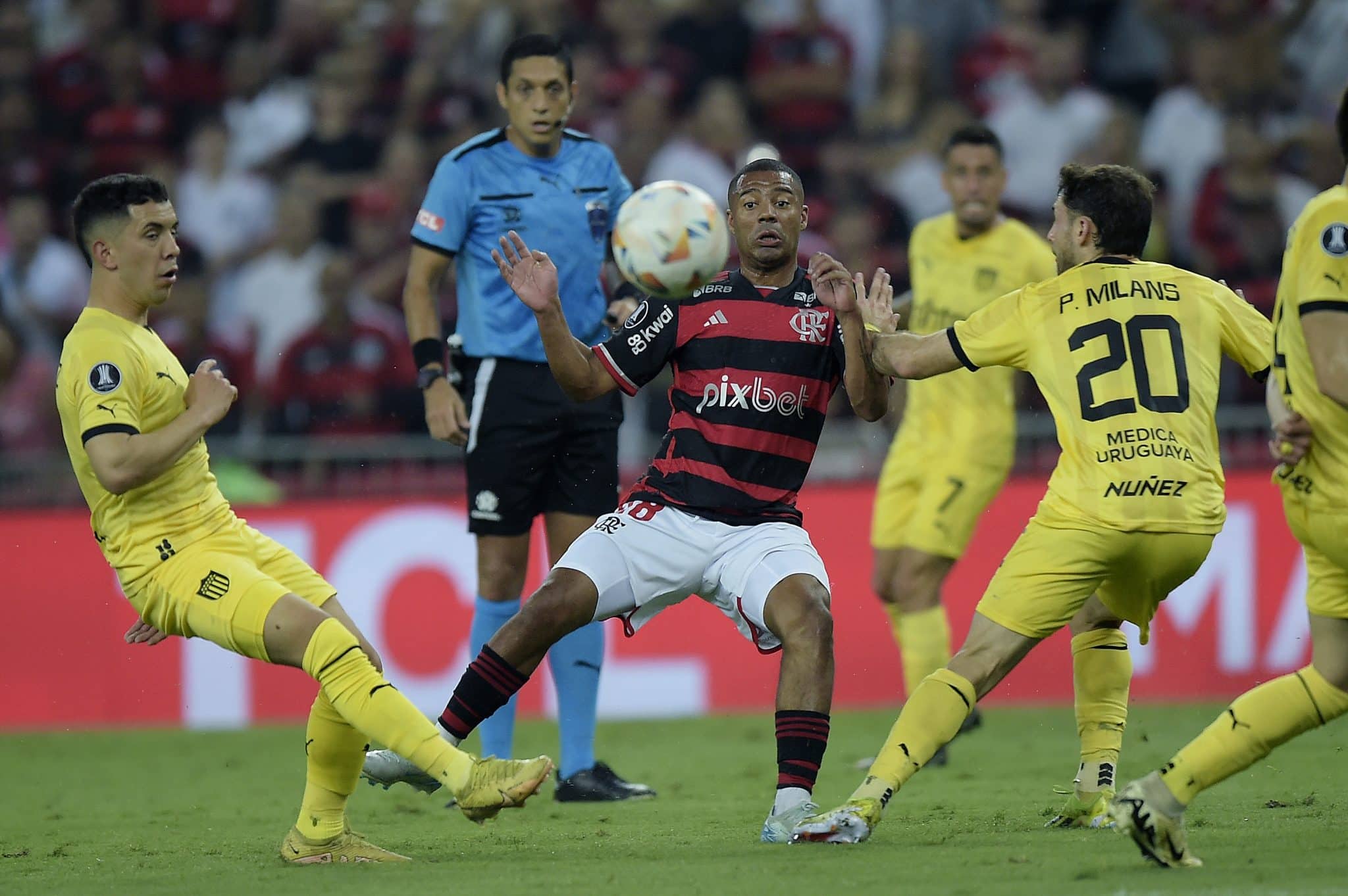 Pe&ntilde;arol conseguiu arrancar uma vit&oacute;ria sobre o Flamengo, no Maracan&atilde;, nas quartas da Libertadores (Foto: Icon Sport)