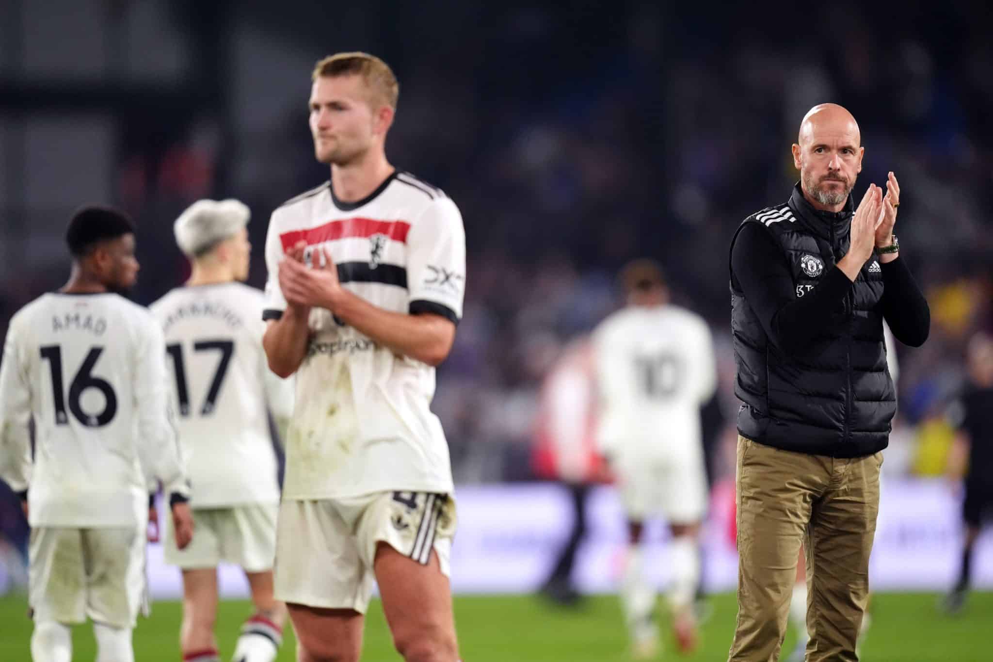 Erik ten Hag aplaude torcedores do Manchester United ao final de empate sem gols com o Crystal Palace pela 5&ordf; rodada da Premier League 2024/25. Foto: Icon Sport