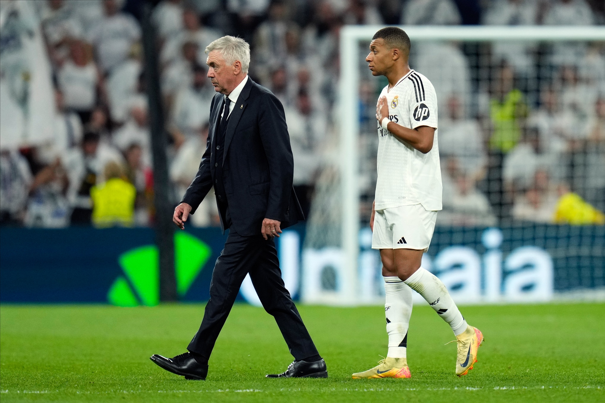 Carlo Ancelotti e Mbapp&eacute; no Santiago Bernab&eacute;u. Foto: Icon Sport