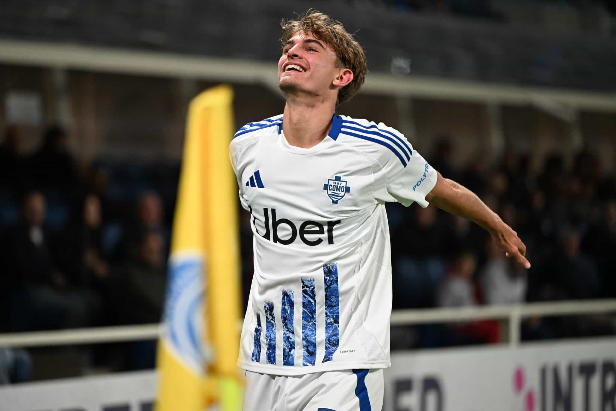 Nico Paz em a&ccedil;&atilde;o pelo Como, da It&aacute;lia, na temporada 2024/25. Foto: Icon Sport