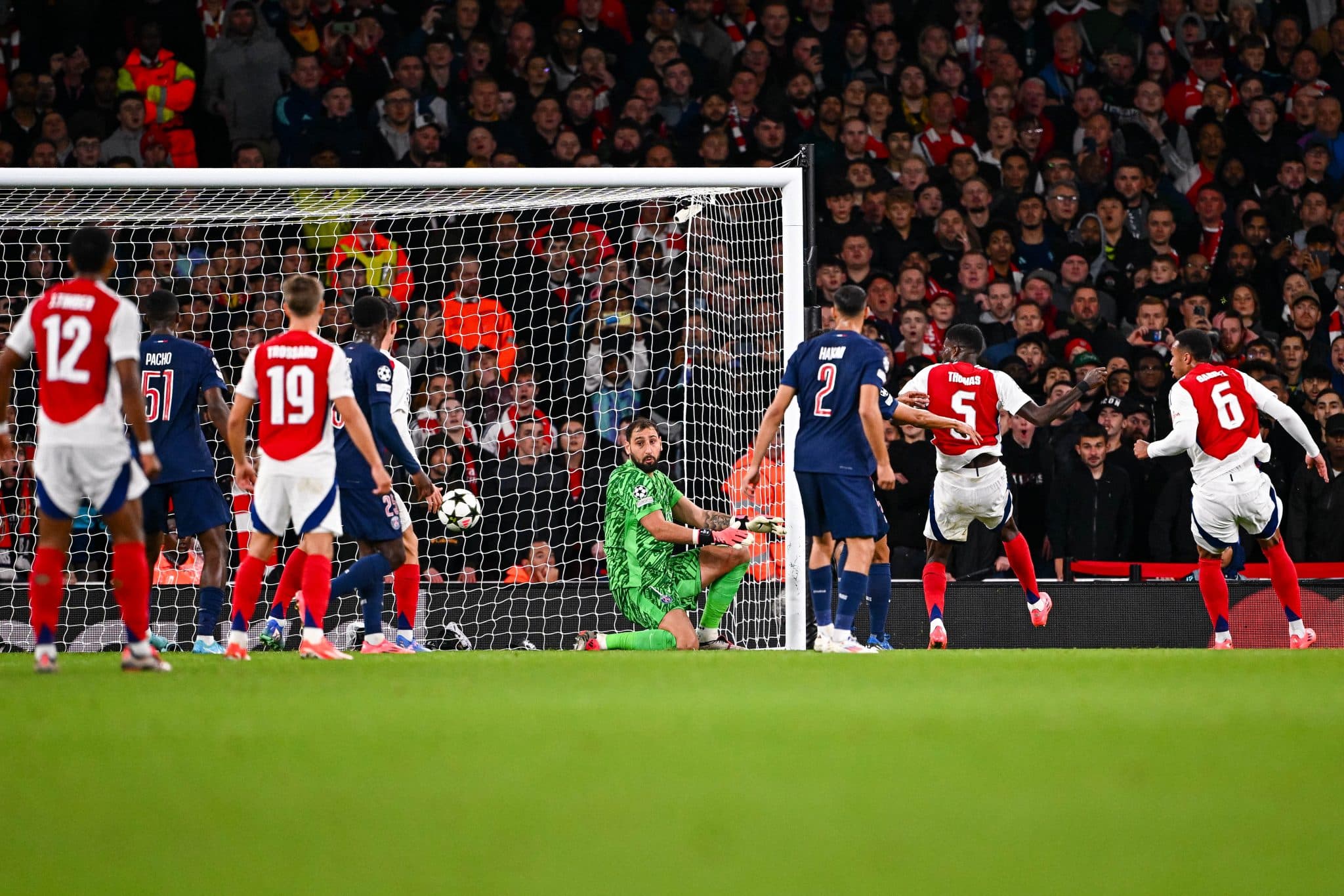 Foto: (IconSport) - PSG foi v&iacute;tima das bolas paradas do Arsenal
