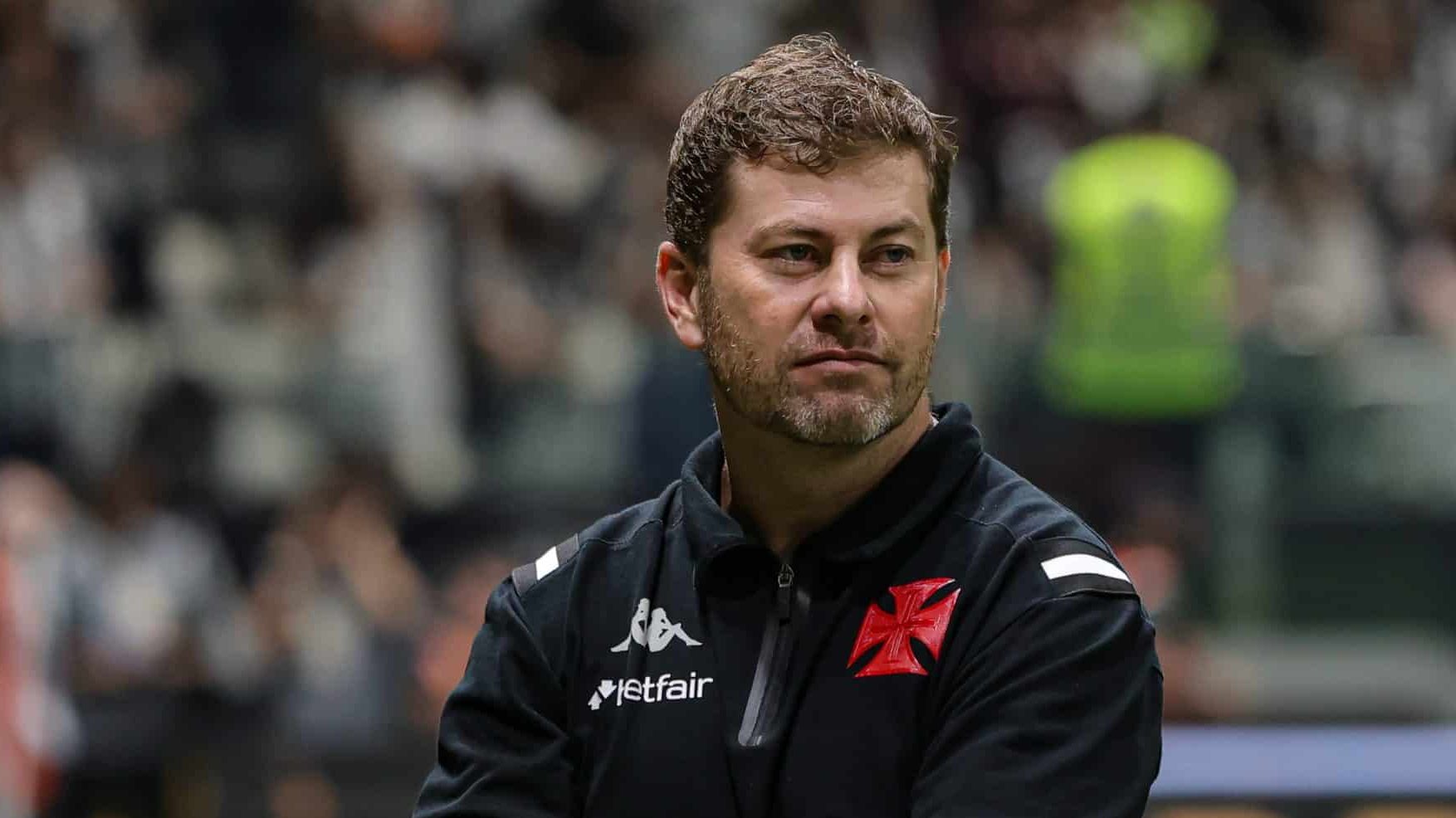 T&eacute;cnico do Vasco tenta explicar escolha por L&eacute;o, mas n&atilde;o descarta mudan&ccedil;a na zaga