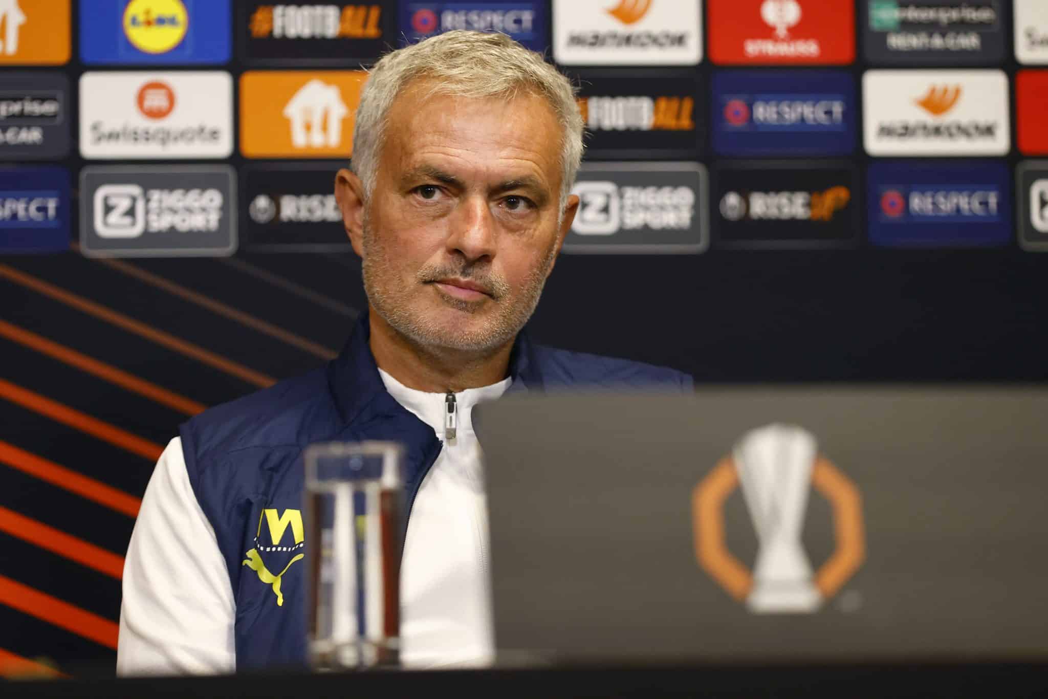 &lsquo;Ainda temos chance&rsquo;: Mourinho brinca com poss&iacute;vel t&iacute;tulo retroativo no Manchester United