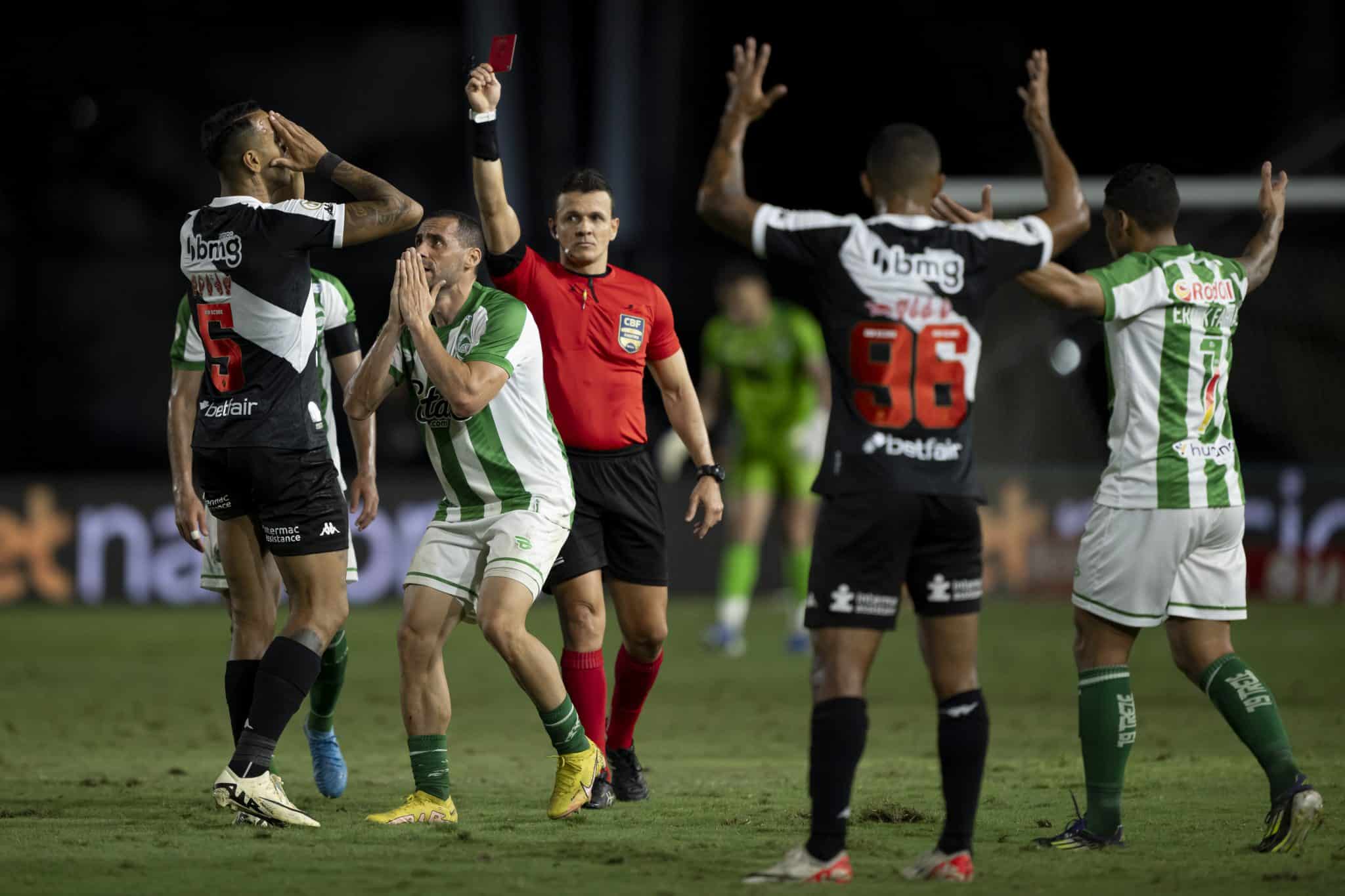 Souza entrou no fim no time do Vasco e foi expulso (Foto: Icon Sport)