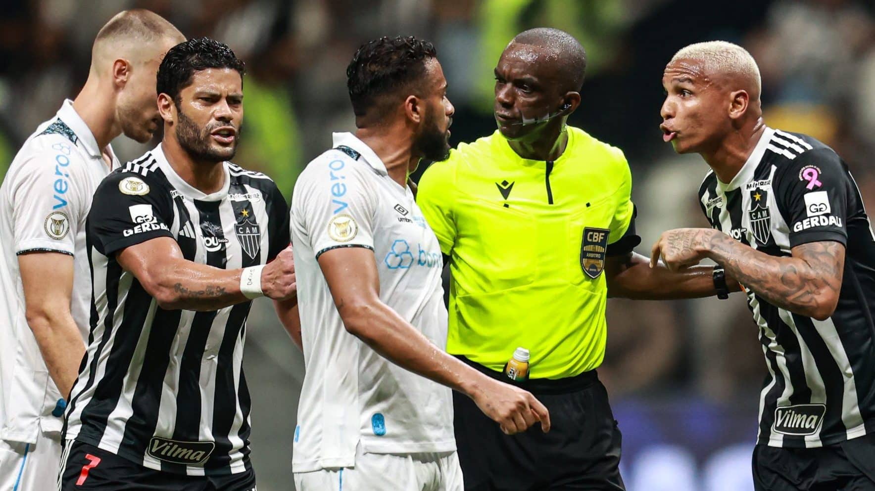 Deyverson e Reinaldo divergem em vers&otilde;es sobre confus&atilde;o em Atl&eacute;tico-MG x Gr&ecirc;mio; entenda