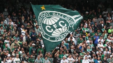 S&eacute;rie B: torcedor do Coritiba cai de anel superior do Couto Pereira
