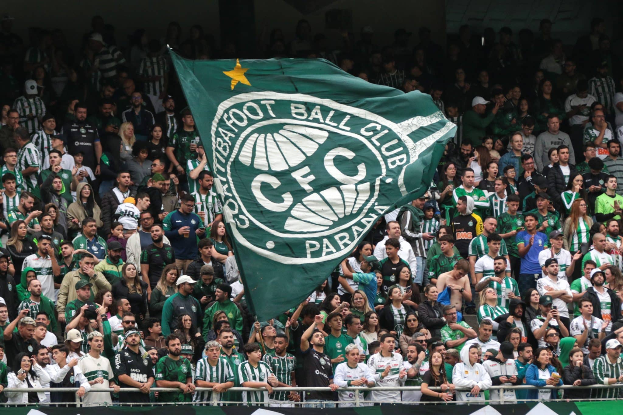 S&eacute;rie B: torcedor do Coritiba cai de anel superior do Couto Pereira