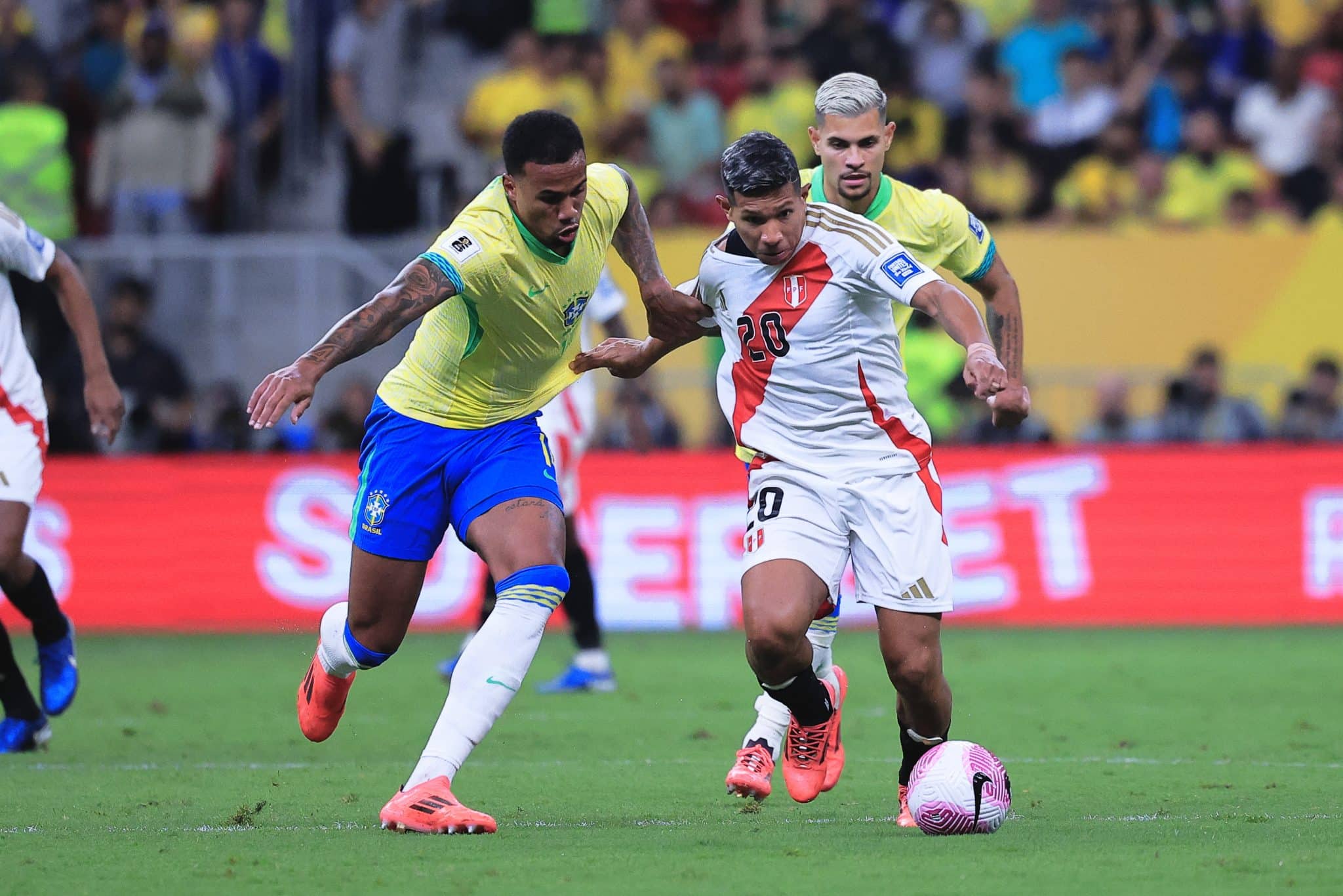 Gabriel Magalh&atilde;es disputa a bola no duelo com o Peru