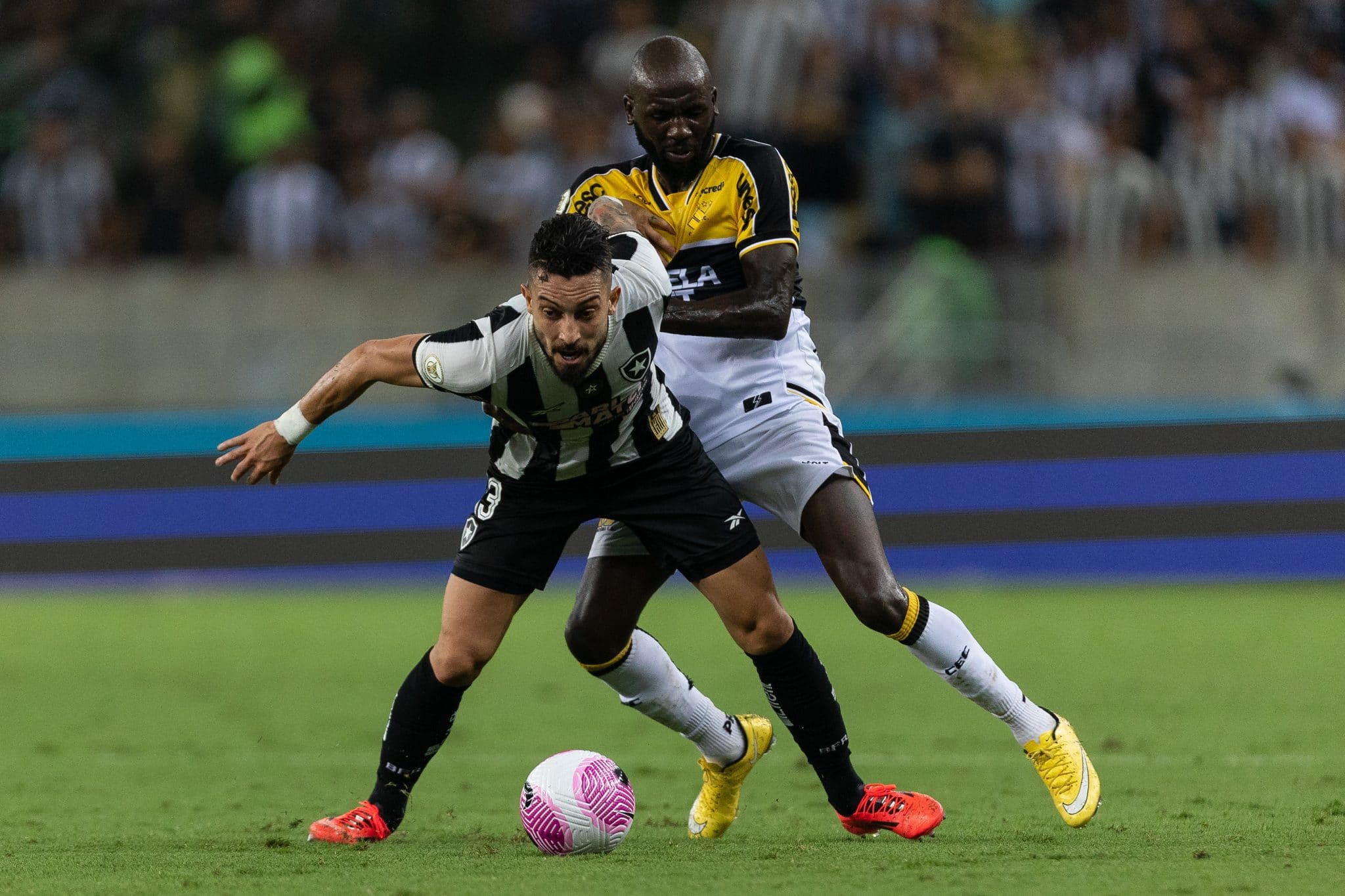 Botafogo teve dificuldades para superar a defesa do Crici&uacute;ma (Foto: Icon Sport)