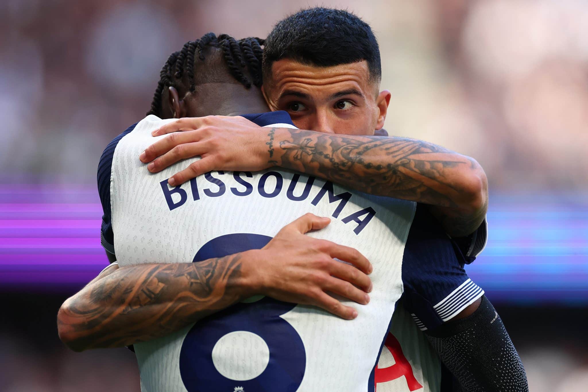Pedro Porro e Bissouma comemoram a quarta vit&oacute;ria do Tottenham na Premier League 2024/25. Foto: Icon Sport