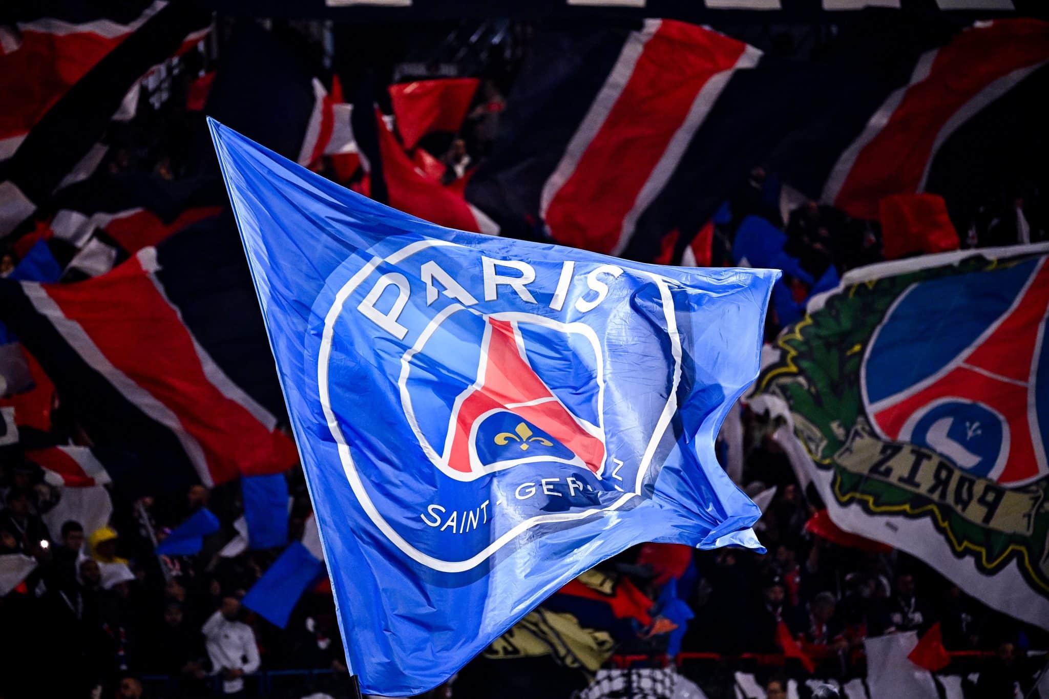 PSG &eacute; punido por gritos homof&oacute;bicos de sua torcida na Fran&ccedil;a