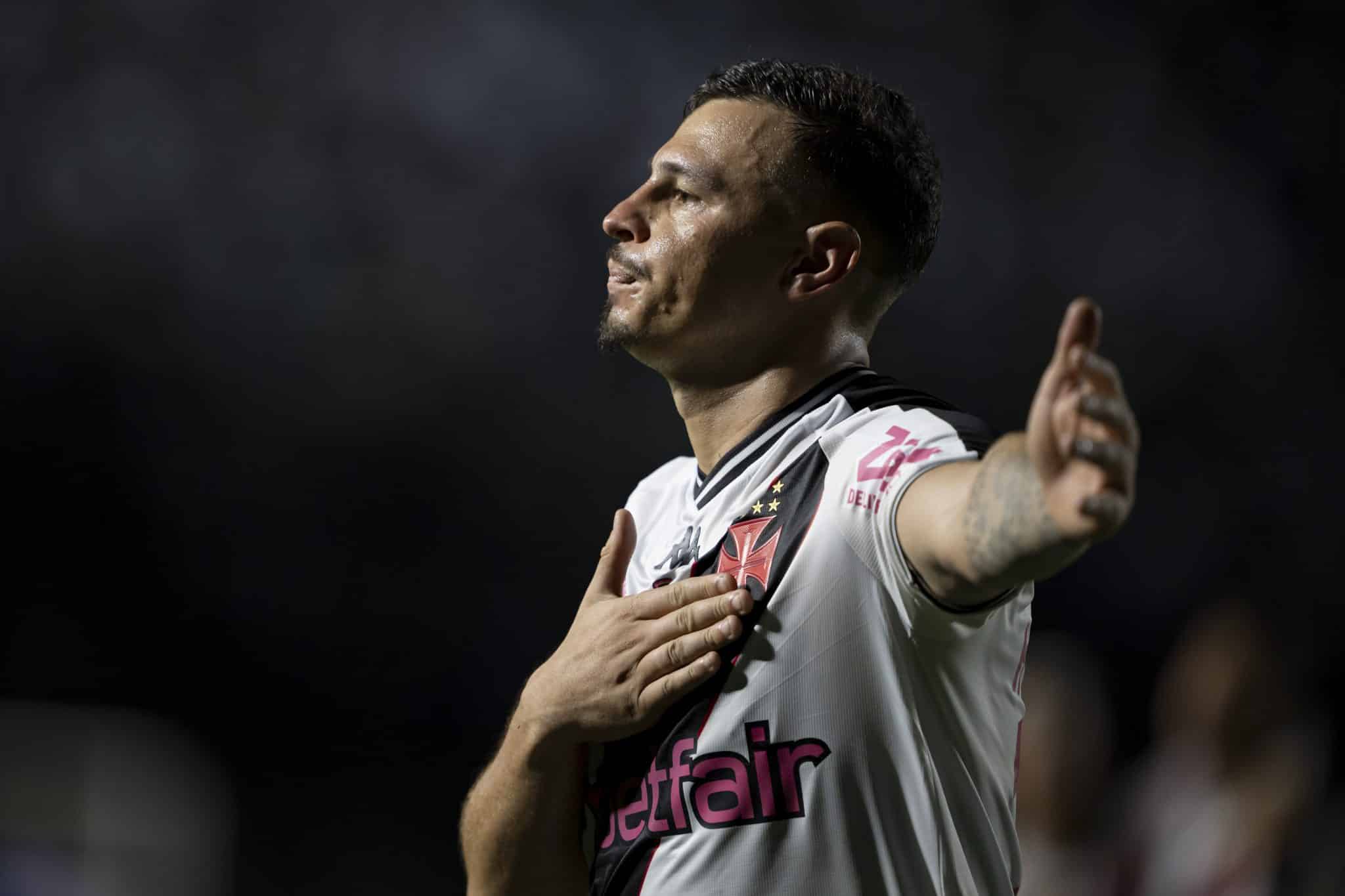 Vasco vence a primeira com Coutinho, mas foi outro meia que decidiu contra o Cuiab&aacute;