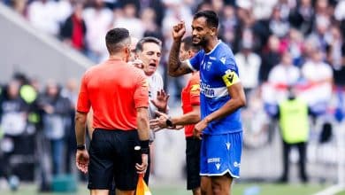Zagueiro ex-Santos entrega documento ao &aacute;rbitro que pode anular Lyon x Auxerre; entenda