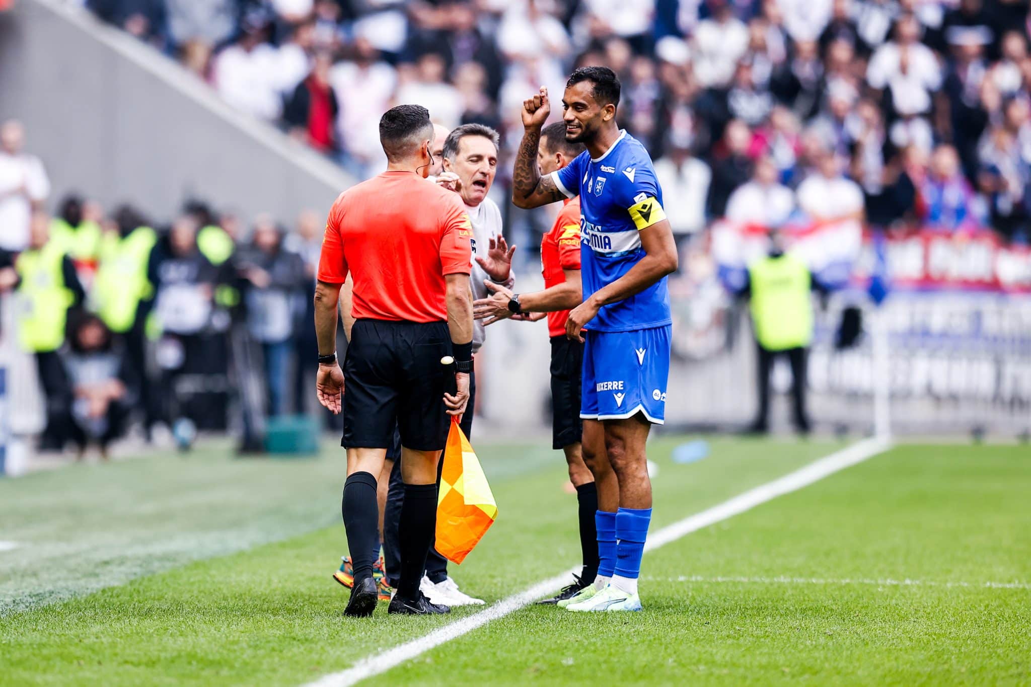 Zagueiro ex-Santos entrega documento ao &aacute;rbitro que pode anular Lyon x Auxerre; entenda