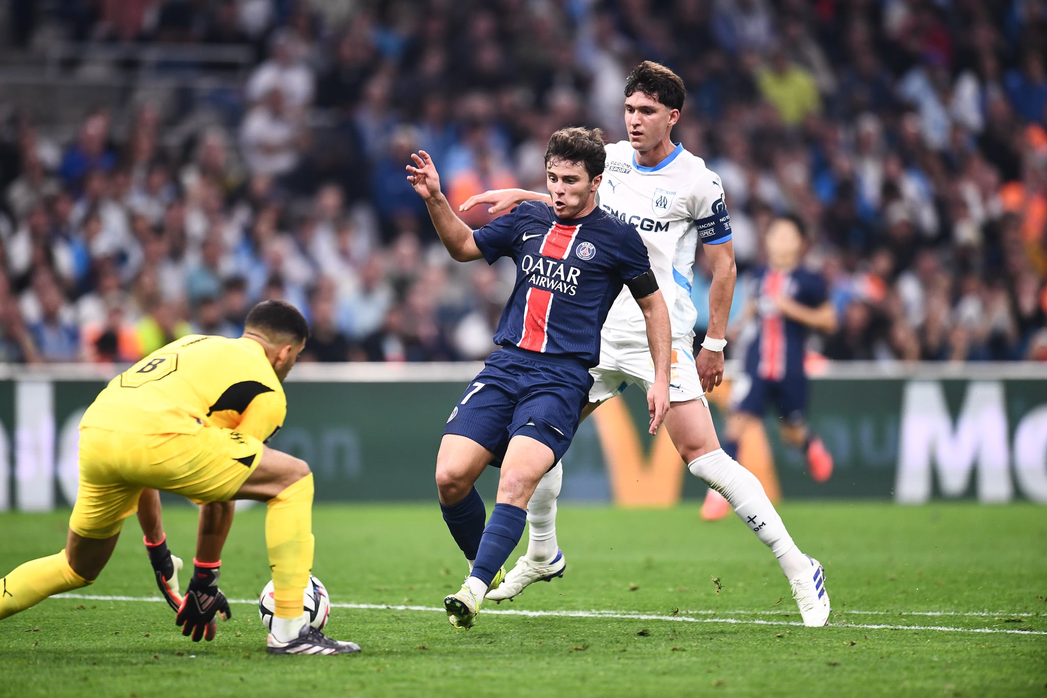 Foto: (IconSport) - Torcedores do PSG provocaram o Olympique de Marseille com m&uacute;sicas preconceituosas