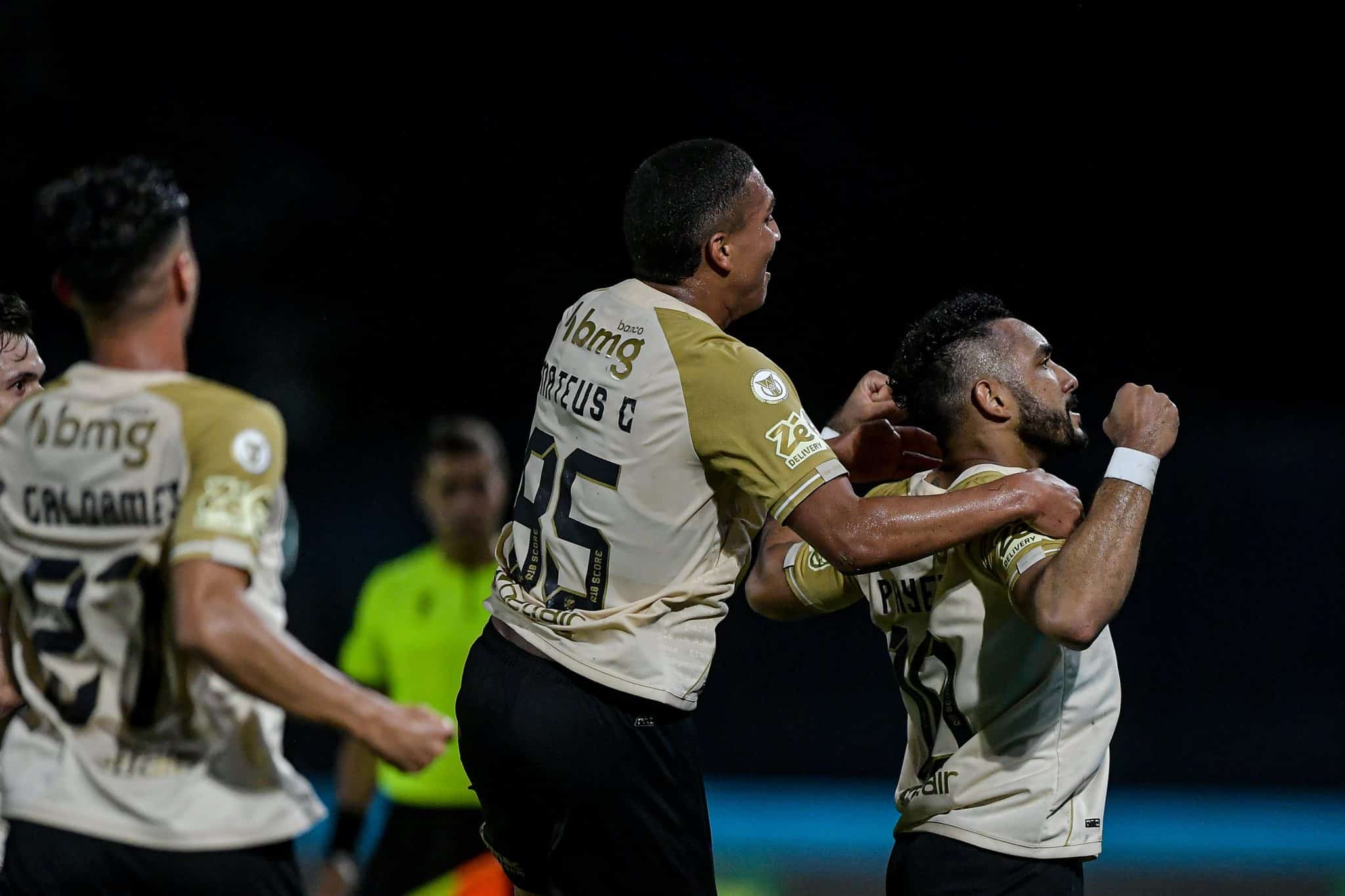 Payet celebra gol em Vasco x Bahia