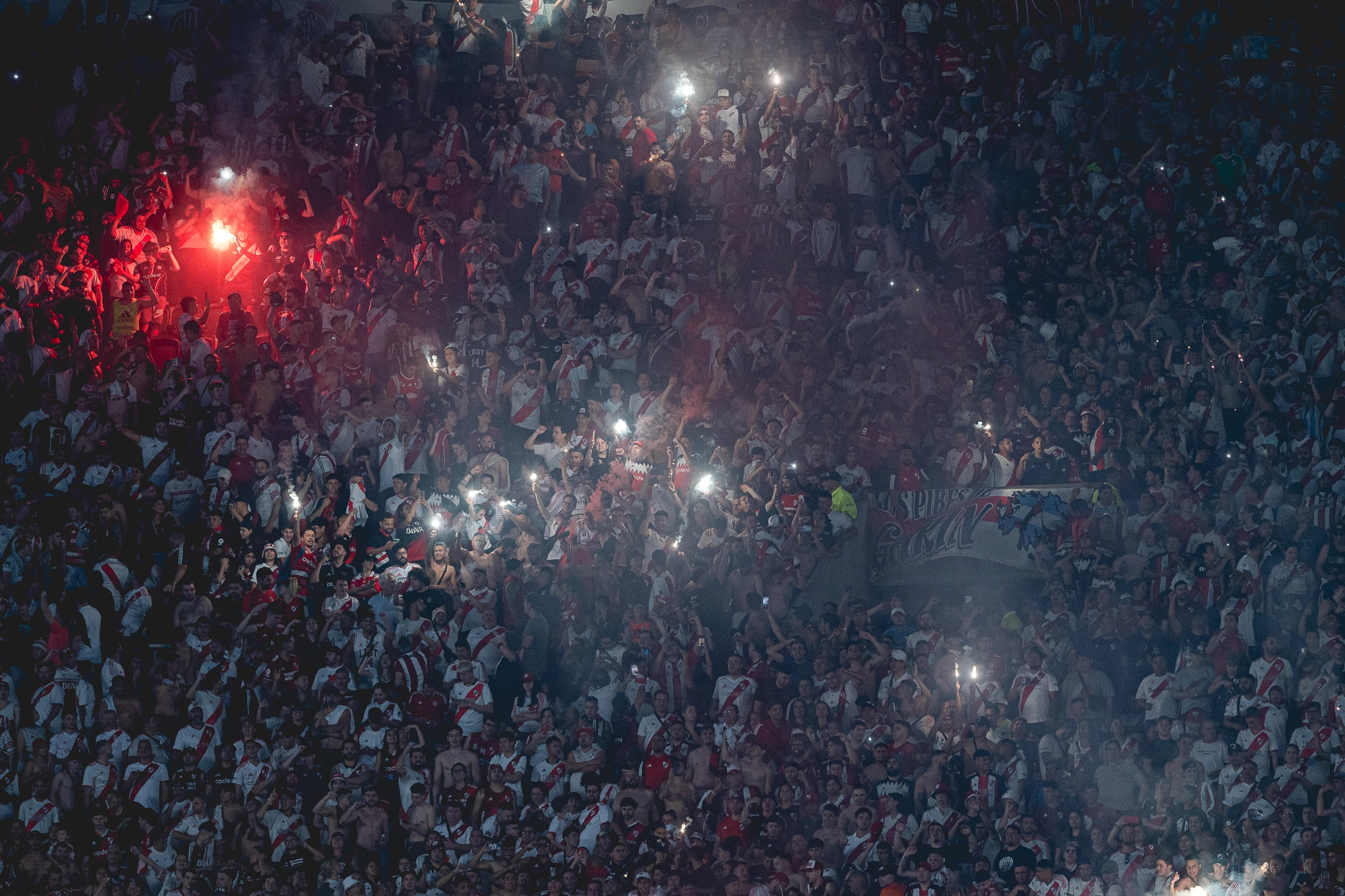 Torcida do River Plate acendeu milhares de sinalizadores nas arquibancadas do Monumental