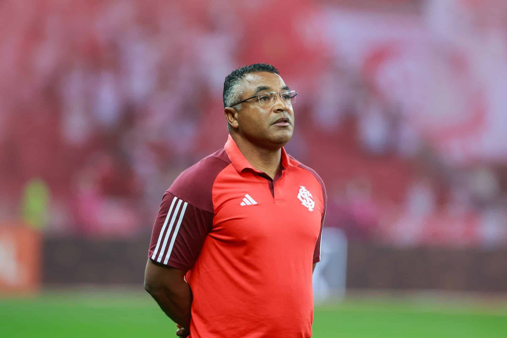 Roger Machado canta o hino nacional antes do jogo entre Internacional e Flamengo