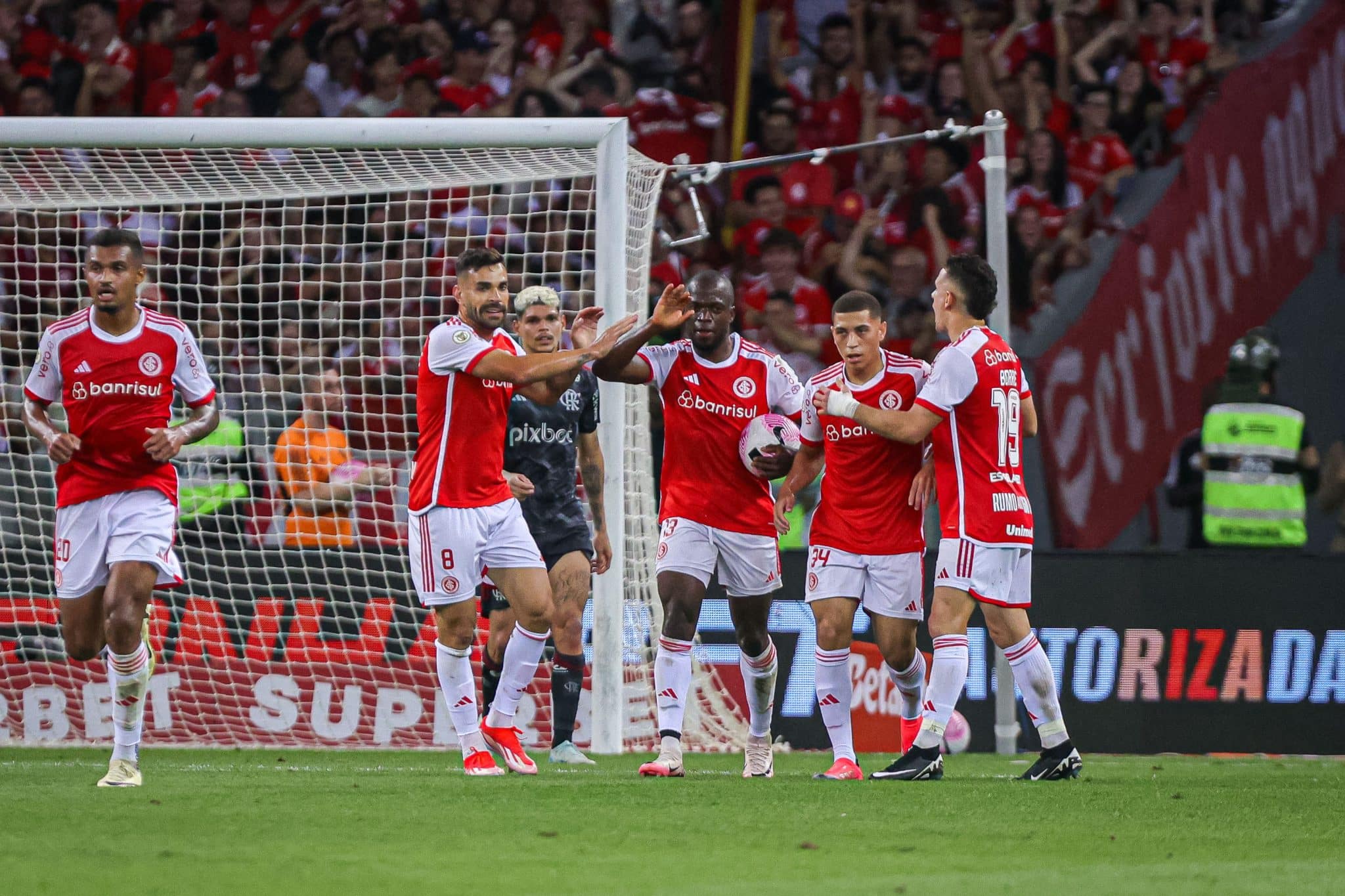 Jogadores do Internacional comemoram o gol de empate contra o Flamengo