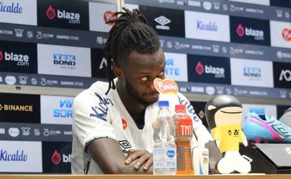 Por que gambiano treina h&aacute; mais de um m&ecirc;s no Santos, mas n&atilde;o &eacute; relacionado?