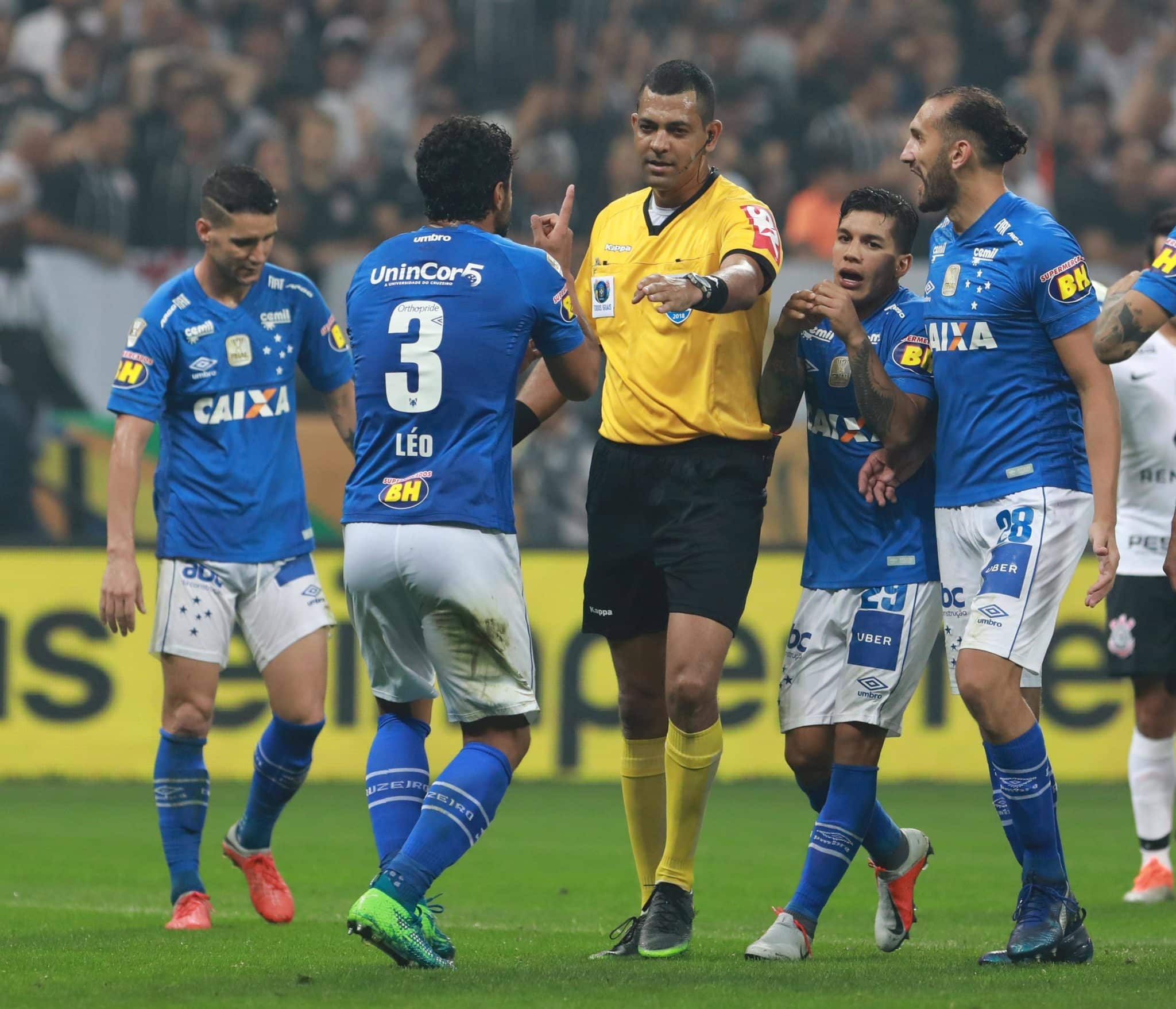 Jogadores do Cruzeiro reclamam de marca&ccedil;&atilde;o de p&ecirc;nalti de Thiago Neves sobre Ralf