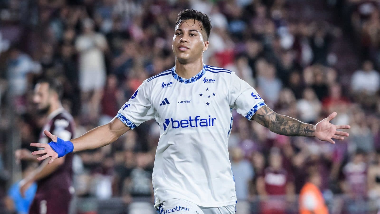 Realizador de sonhos, Kaio Jorge coloca Cruzeiro na final da Sula e d&aacute; 1&ordf; vit&oacute;ria a Diniz