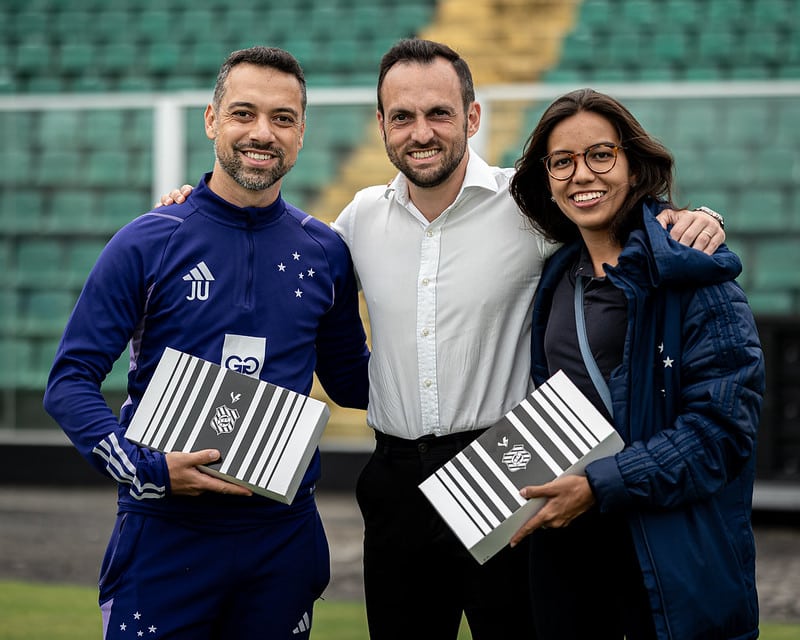 Kin Saito &agrave; direita se despediu do Cruzeiro na &uacute;ltima semana