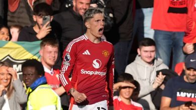 United supera at&eacute; erro m&eacute;dico para virar contra o Brentford e voltar a vencer