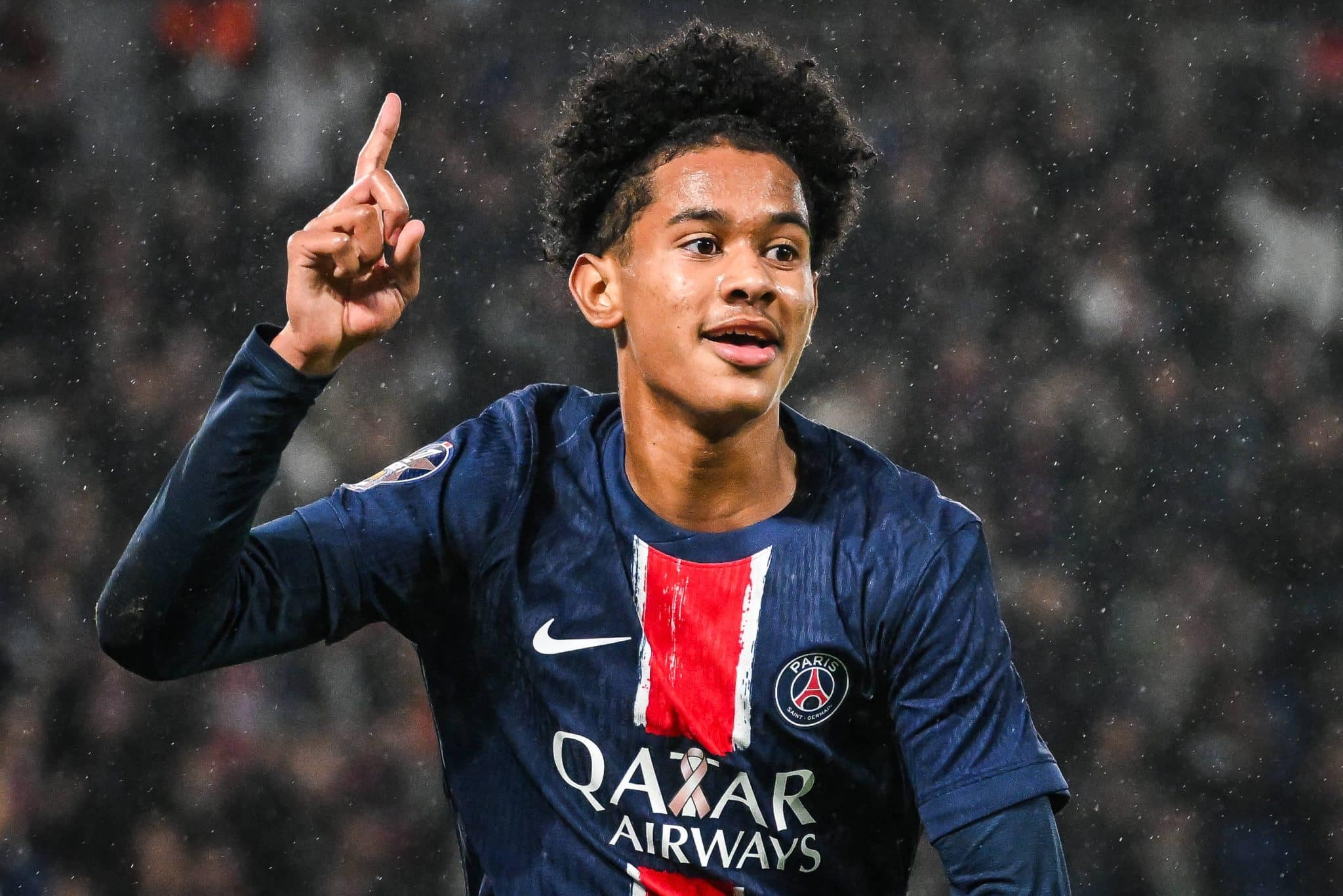 Promessa de 18 anos realiza sonho de crian&ccedil;a em goleada do PSG
