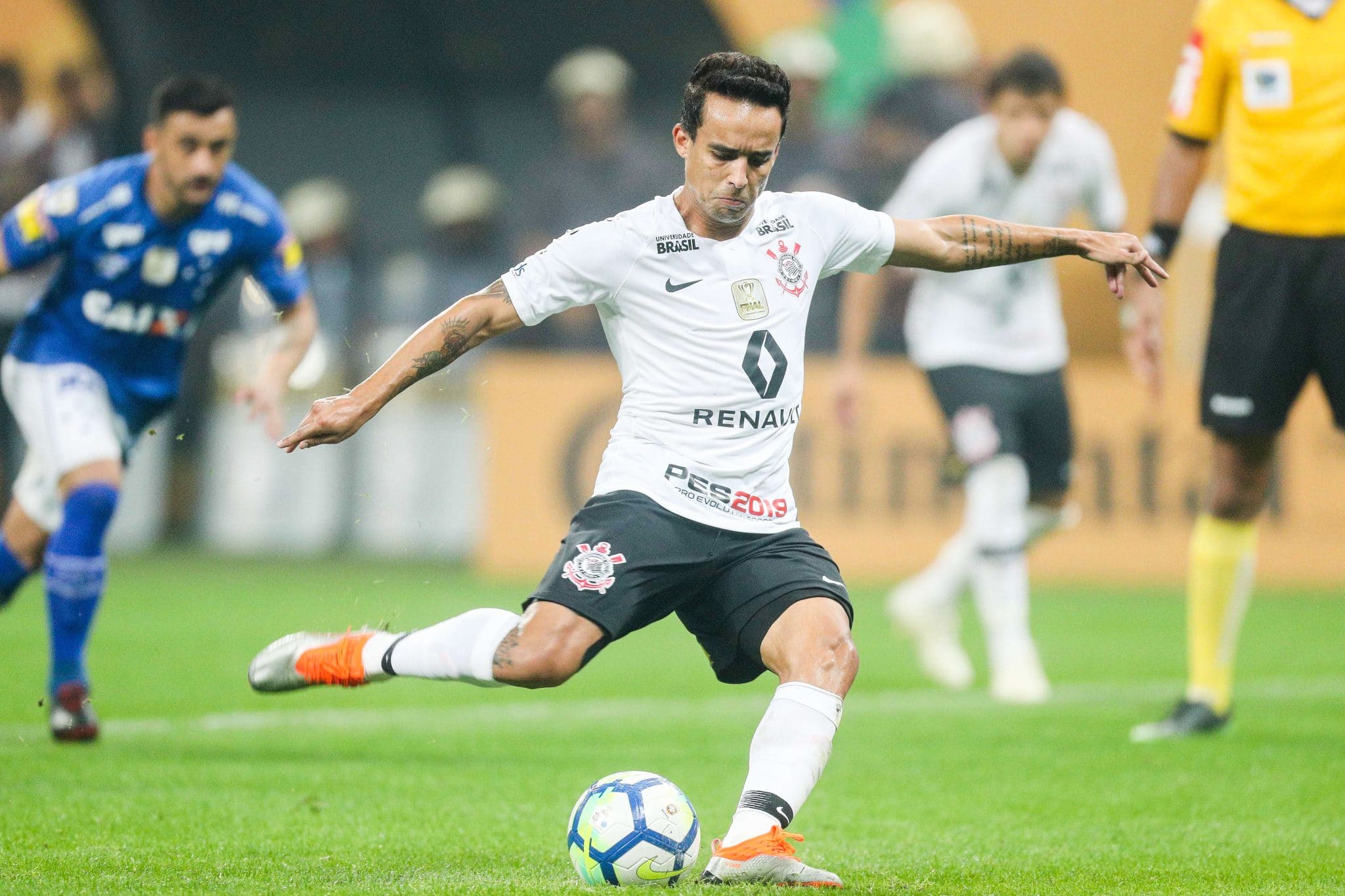 Meia Jadson marcou o gol do Corinthians e cometeu a falta que anulou a pintura de Pedrinho