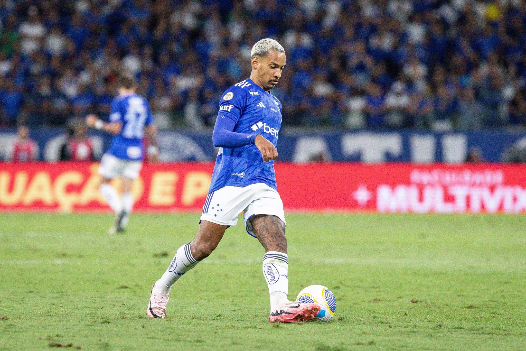 O meia Matheus Pereira &eacute; fundamental para que o Cruzeiro consiga controlar o jogo contra o Lan&uacute;s