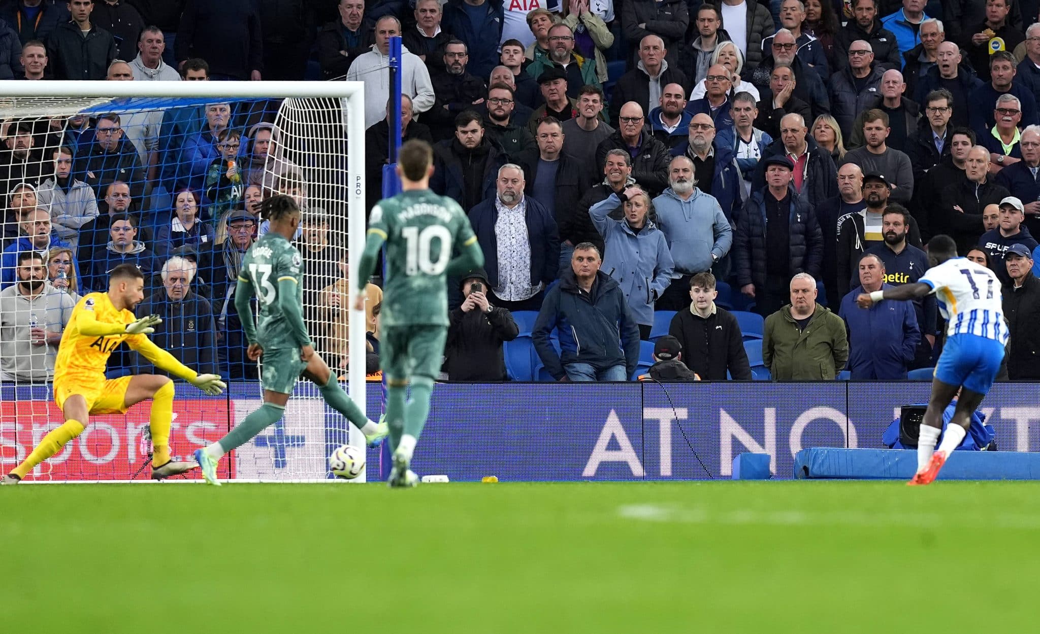 Minteh aproveitou um dos v&aacute;rios vacilos de Udogie na partida para marcar seu gol em Brighton x Tottenham
