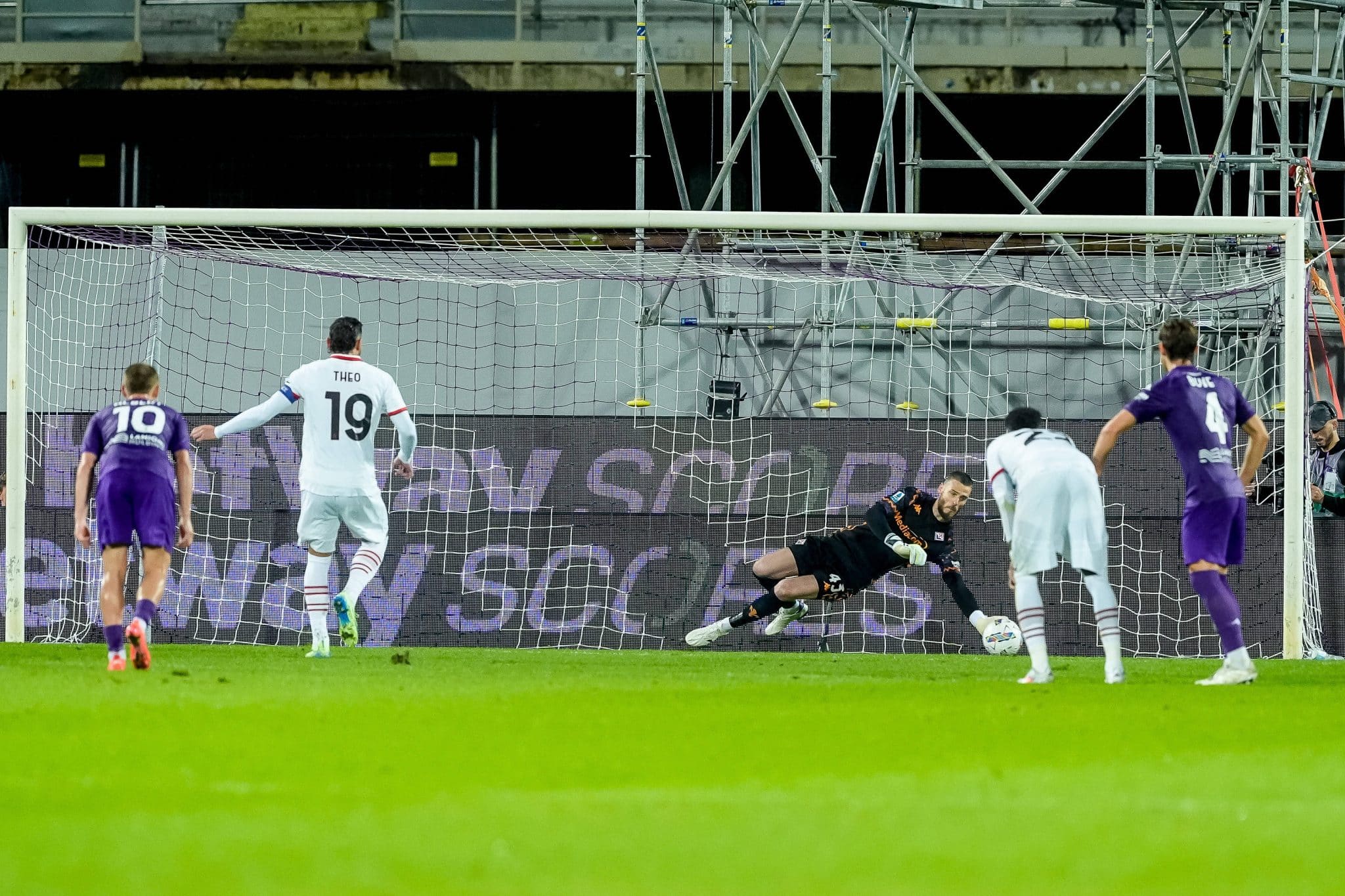 Momento em que David de Gea, da Fiorentina, defende p&ecirc;nalti cobrado por Theo Hern&aacute;ndez, do Milan