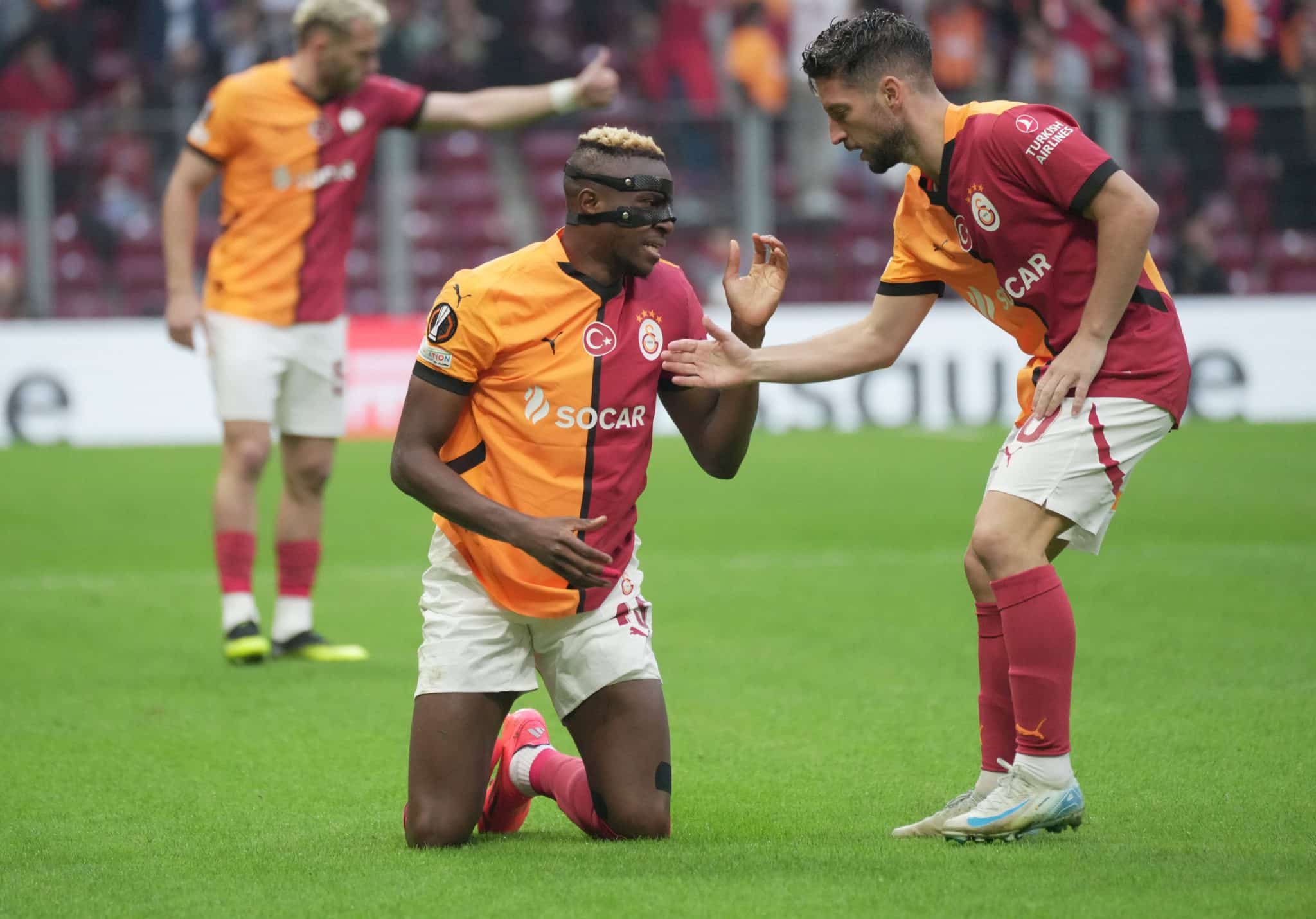 Osimhen demonstrou insatisfa&ccedil;&atilde;o com Akgun ap&oacute;s o quarto gol do Galatasaray