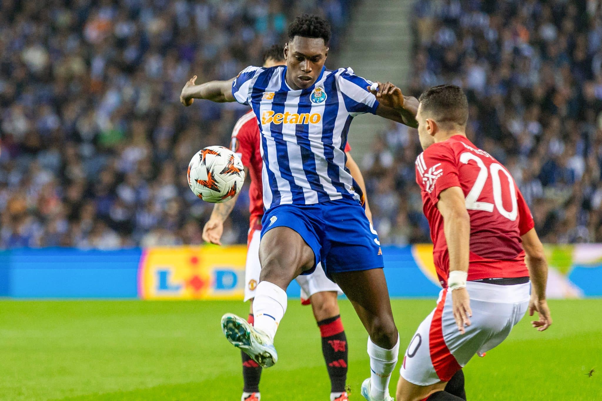 Omorodion se tornou pe&ccedil;a chave do Porto nesta temporada, e motivo de comemora&ccedil;&atilde;o por parte do presidente Andr&eacute; Villas-Boas