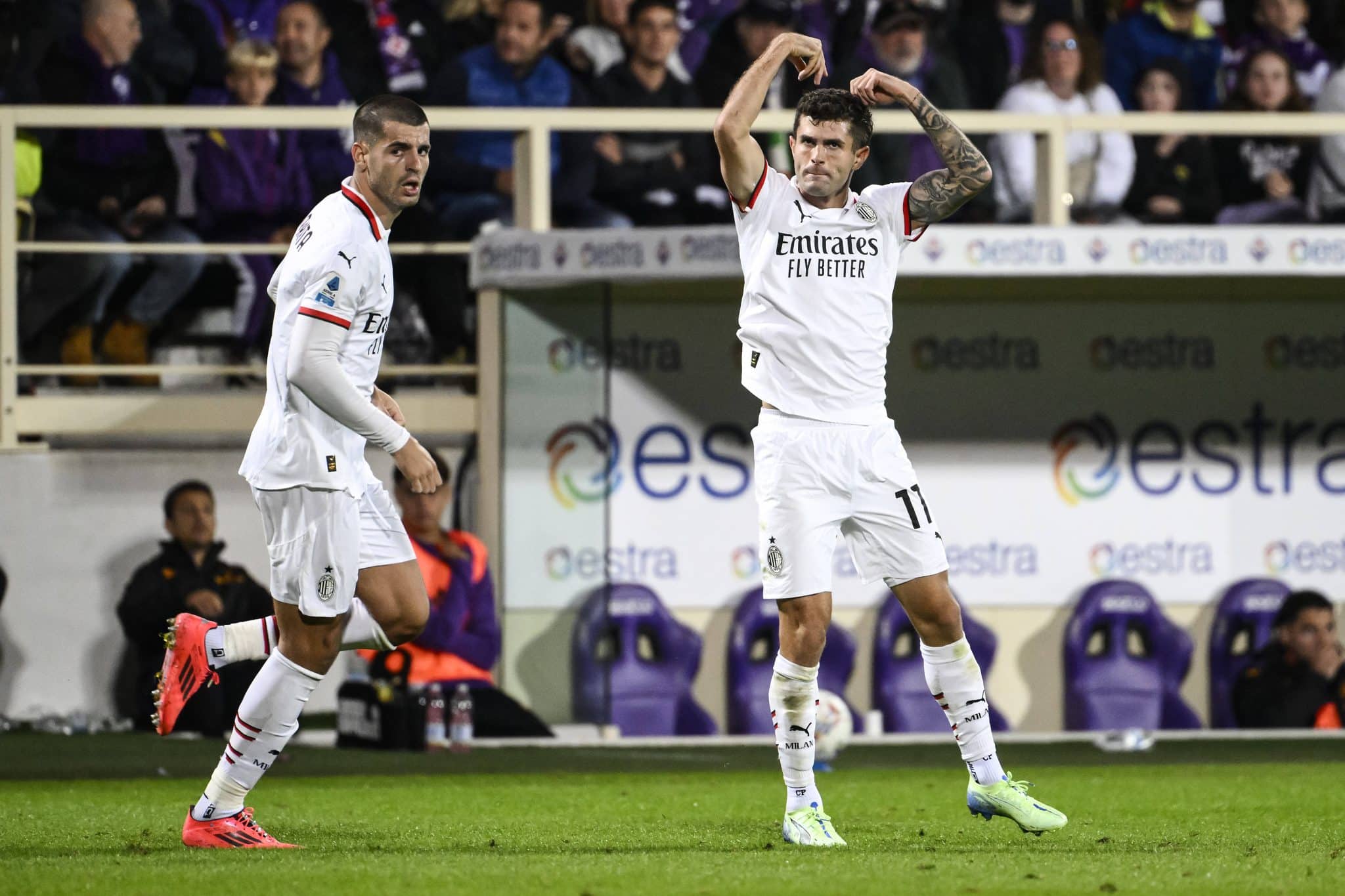 Pulisic celebra gol de empate do Milan ao lado de &Aacute;lvaro Morata