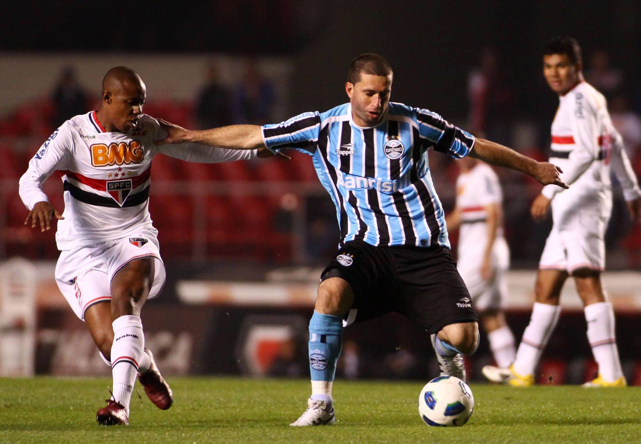 Em sua &uacute;ltima passagem pelo futebol brasileiro, F&aacute;bio Rochemback defendeu o Gr&ecirc;mio entre 2009 e 2012