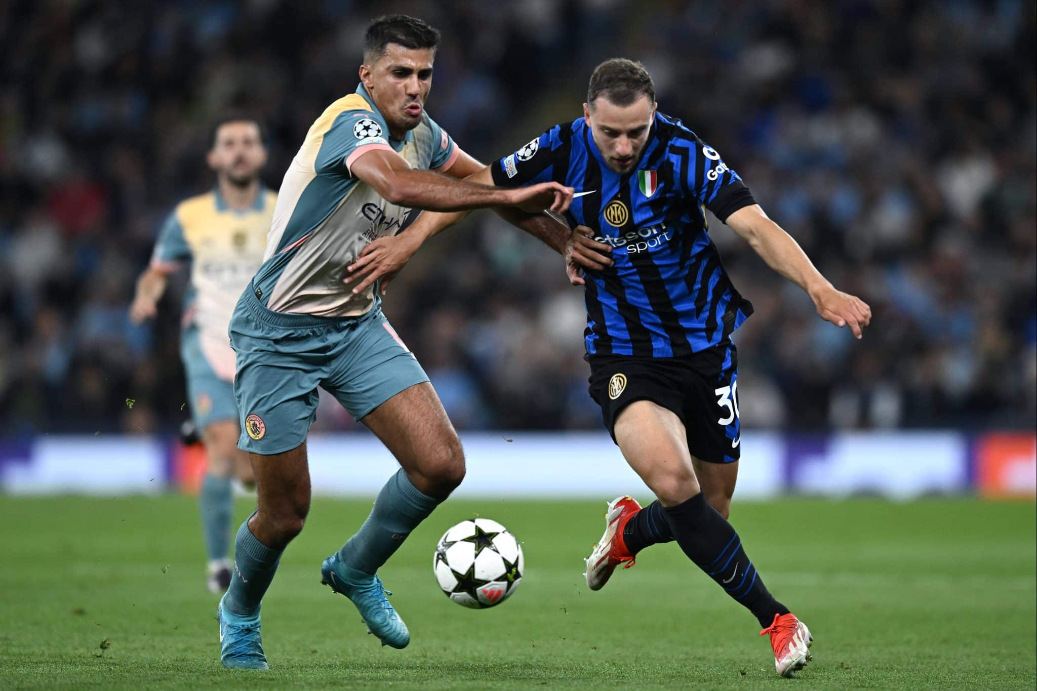 Rodri &eacute; o maior concorrente de Vini jr ao pr&ecirc;mio Bola de Ouro segundo comentarista ingl&ecirc;s. No entanto, posi&ccedil;&atilde;o do espanhol &eacute; um dificultador