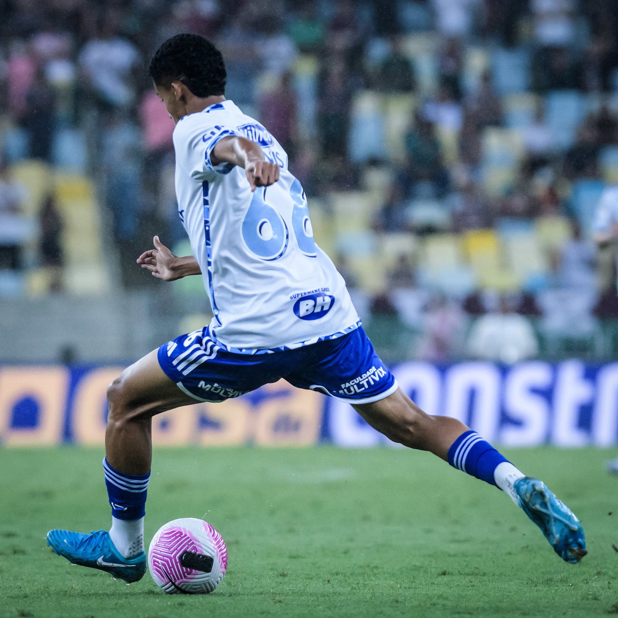 Tevis estreou pelo Cruzeiro contra o Fluminense, mas jogando por dentro, não conseguiu participar muito do jogo