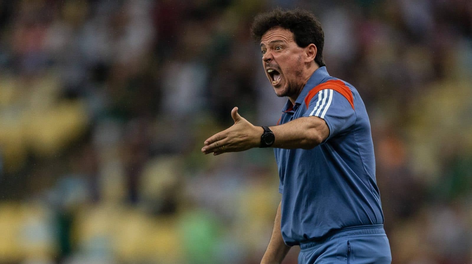 Treinador do Cruzeiro, Fernando Diniz tem postura intensa durante jogos e treinamentos