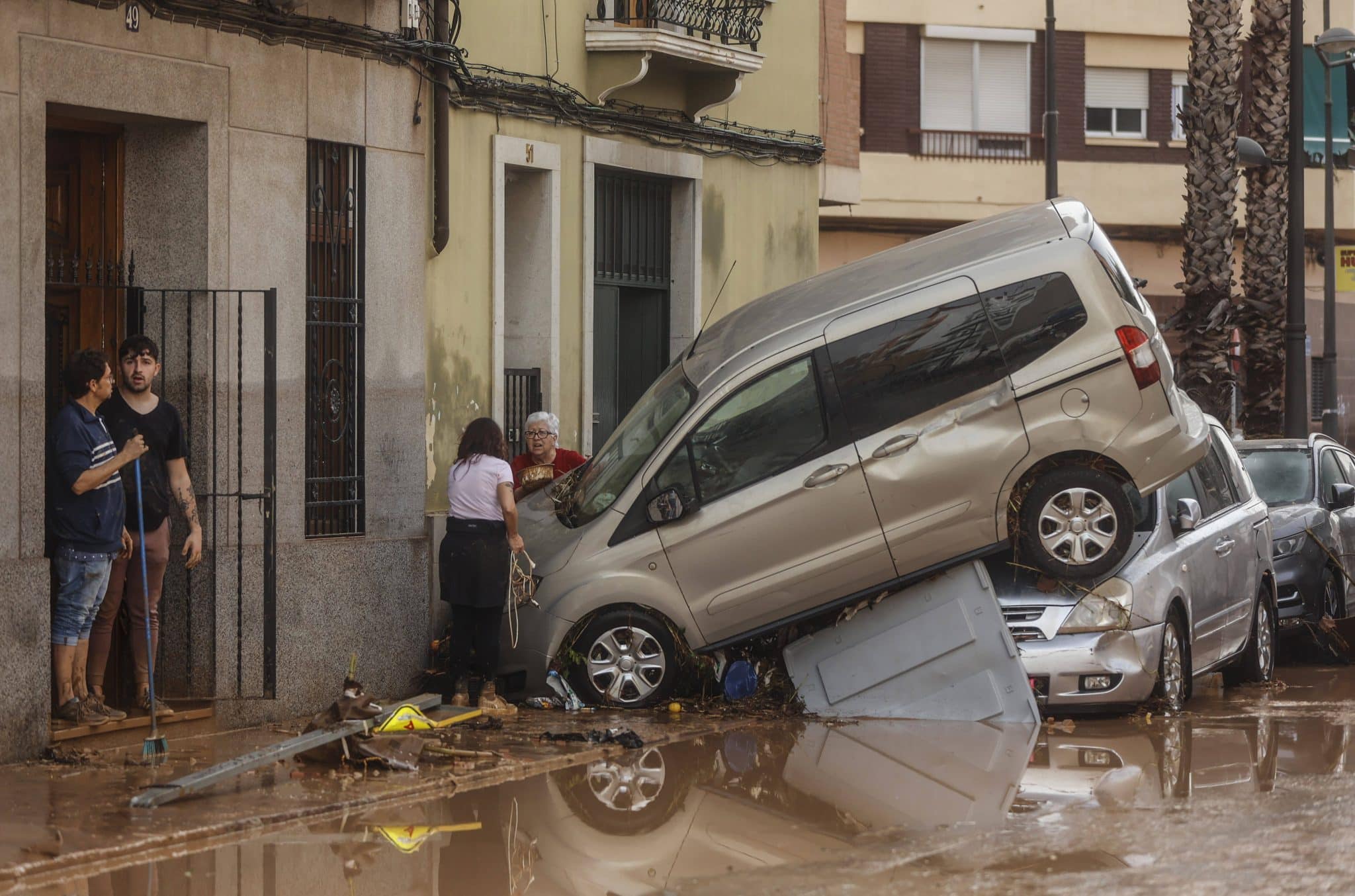 Valencia pede adiamento de jogo com o Real Madrid por trag&eacute;dia clim&aacute;tica; veja fotos