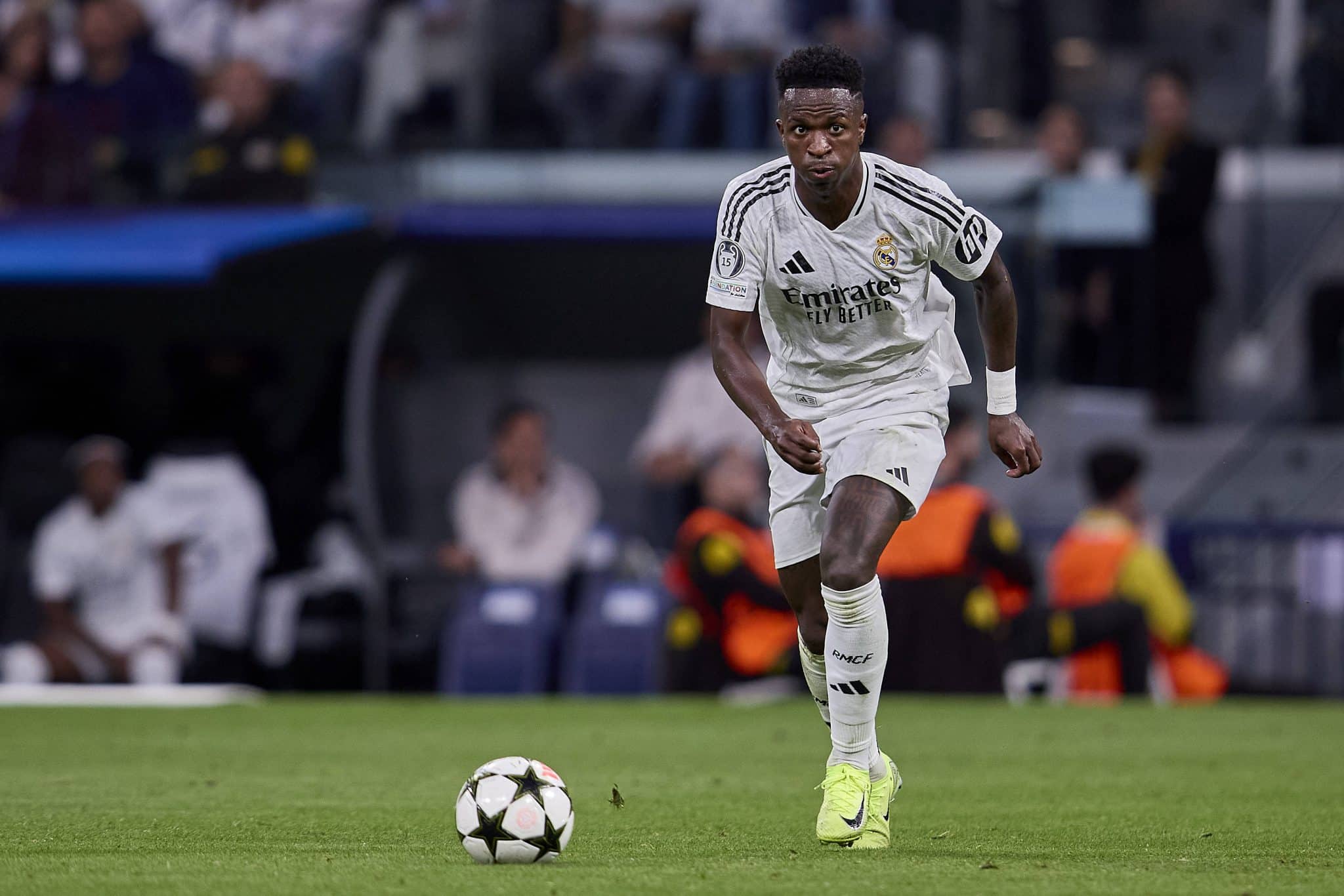 Jamie Carragher crava Vini Jr como vencedor da Bola de Ouro e alfineta Real Madrid