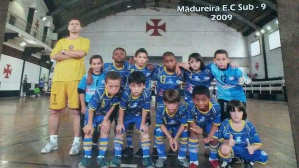 Paulinho (terceiro em p&eacute;) no Sub-9 do Madureira, sob o comando de Bernardo