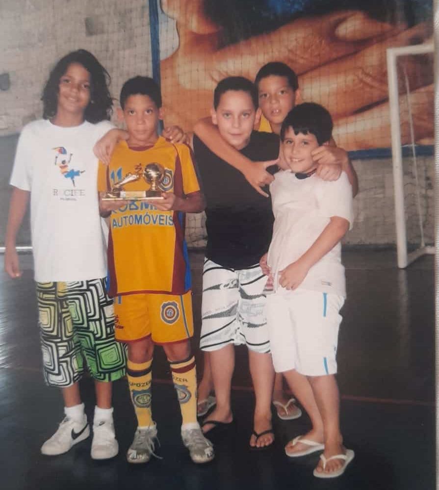 Paulinho com trof&eacute;u de artilheiro pelo Madureira