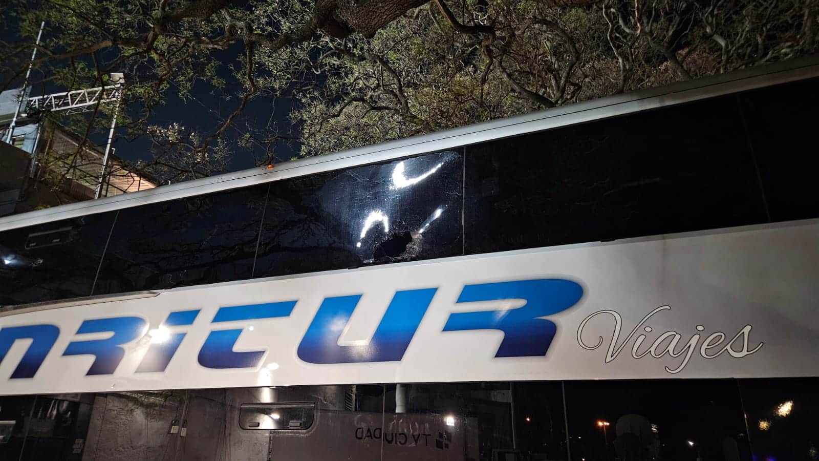 Os dois ônibus do Botafogo foi alvos de pedradas em Montevideu (Foto: Gabriel Rodrigues/Trivela)