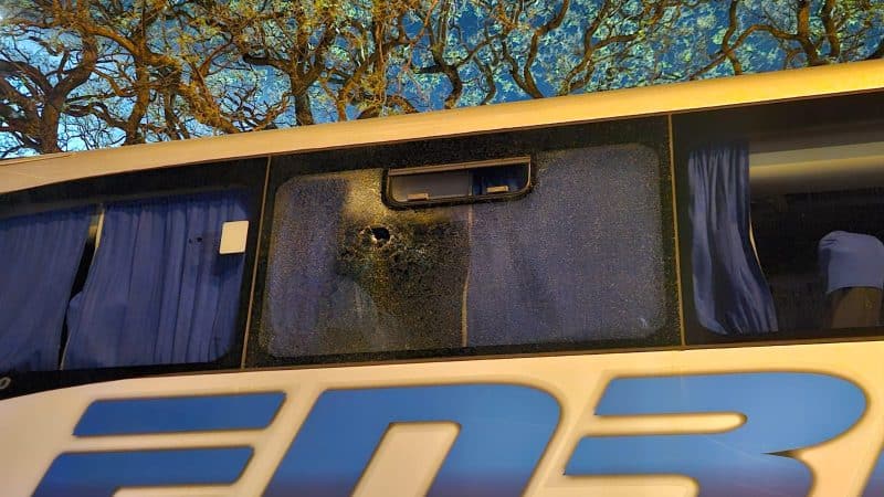 Ônibus do Botafogo e da torcida são recebidos com pedras no Centenário