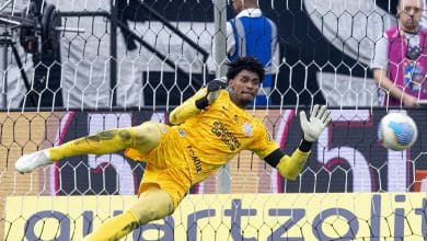 Corinthians define estrat&eacute;gia para usar Hugo Souza contra o Flamengo