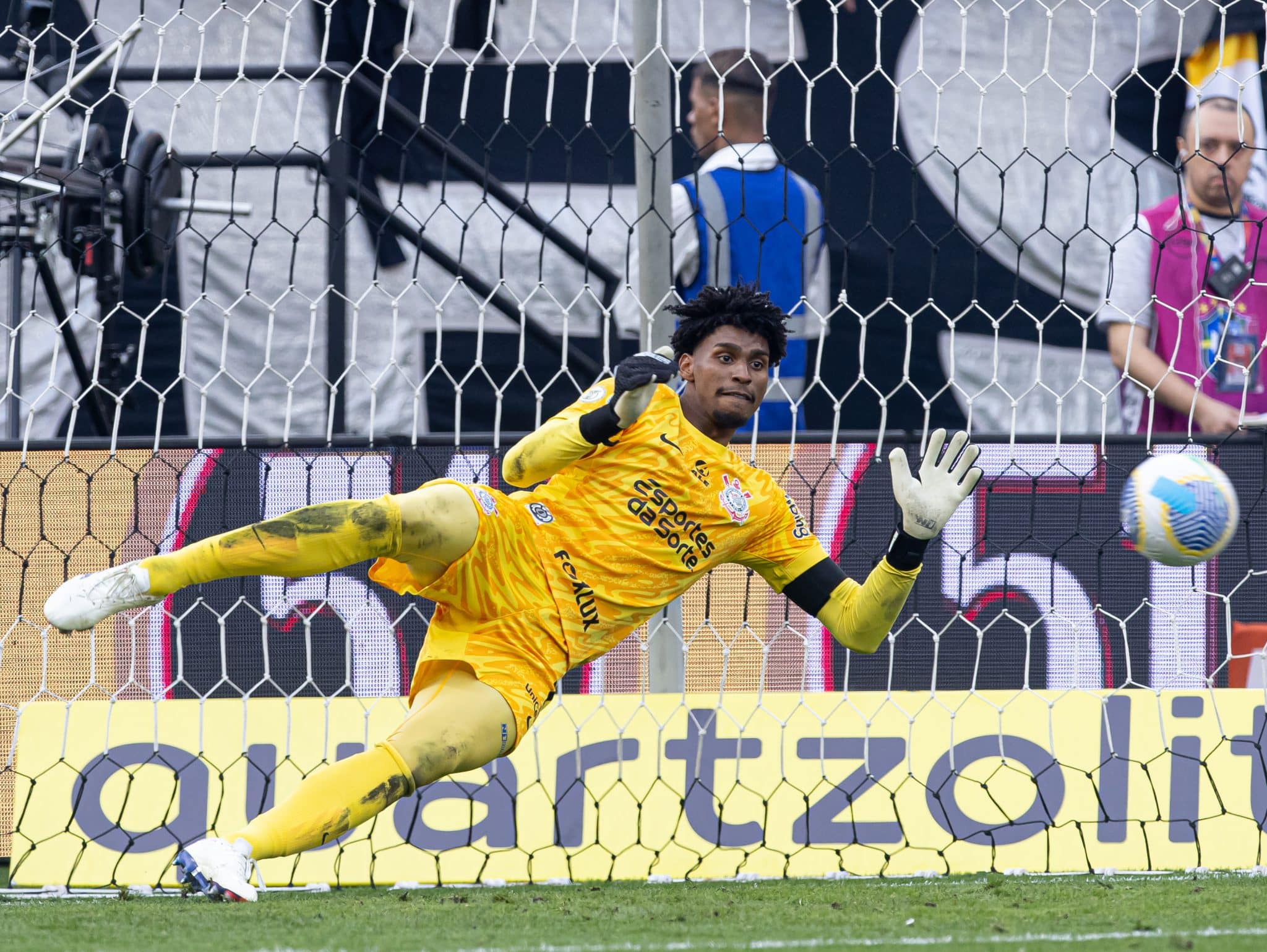 Corinthians define estrat&eacute;gia para usar Hugo Souza contra o Flamengo